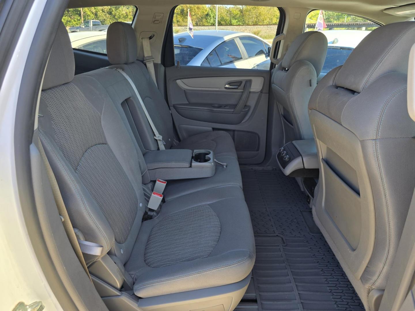 2017 WHITE Chevrolet Traverse 1LT (1GNKRGKD2HJ) with an 3.6L V6 DOHC 24V engine, 6A transmission, located at 2660 S.Garland Avenue, Garland, TX, 75041, (469) 298-3118, 32.885551, -96.655602 - Photo#16