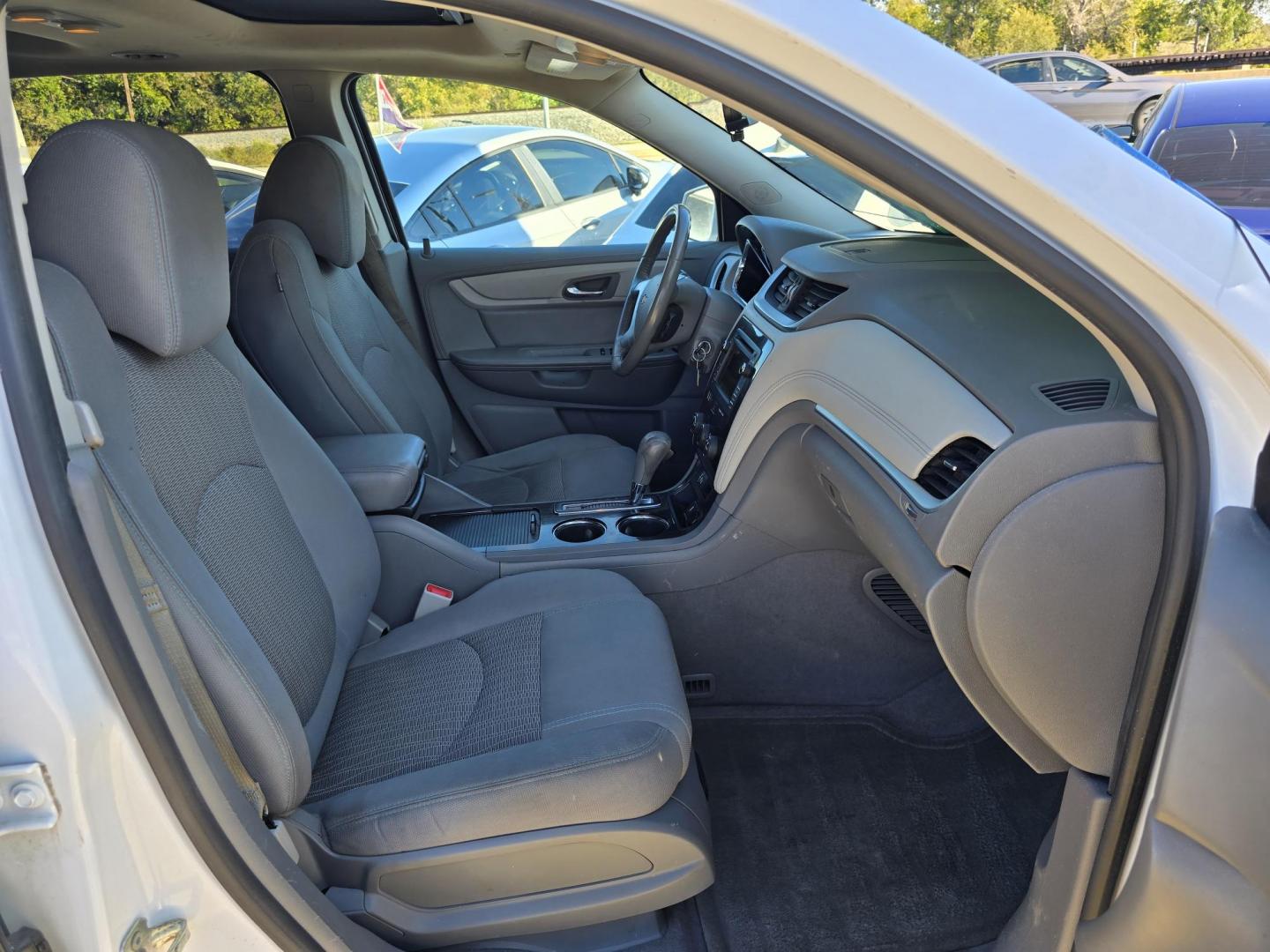 2017 WHITE Chevrolet Traverse 1LT (1GNKRGKD2HJ) with an 3.6L V6 DOHC 24V engine, 6A transmission, located at 2660 S.Garland Avenue, Garland, TX, 75041, (469) 298-3118, 32.885551, -96.655602 - Photo#17