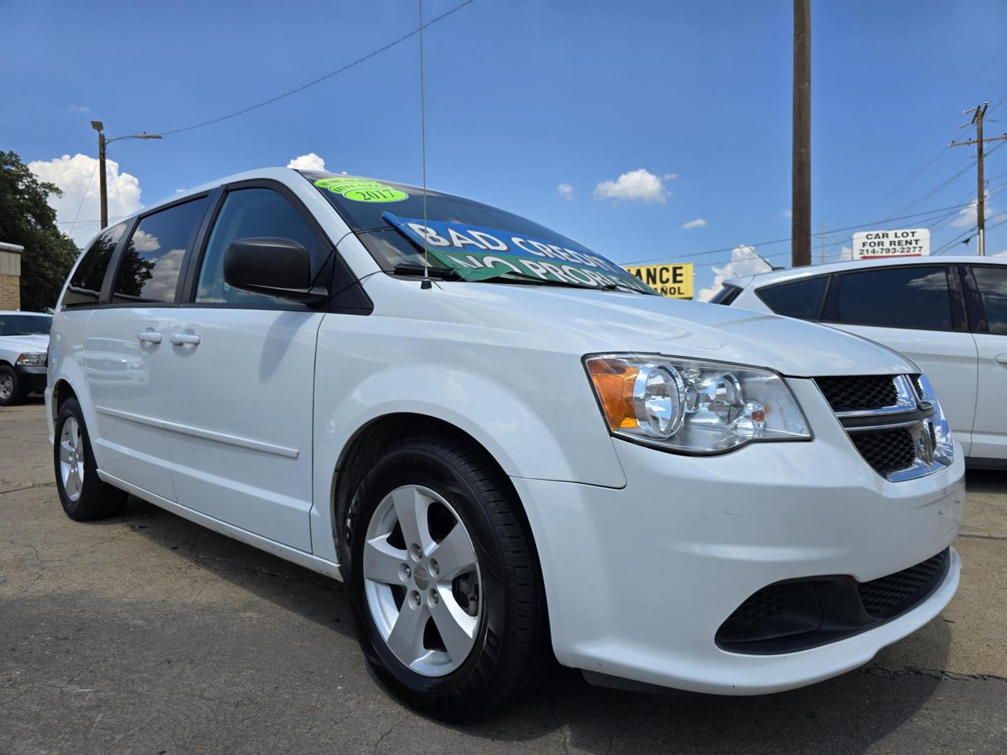 2017 WHITE Dodge Grand Caravan SE (2C4RDGBG5HR) with an 3.6L V6 DOHC 24V engine, 6A transmission, located at 2660 S.Garland Avenue, Garland, TX, 75041, (469) 298-3118, 32.885551, -96.655602 - Welcome to DallasAutos4Less, one of the Premier BUY HERE PAY HERE Dealers in the North Dallas Area. We specialize in financing to people with NO CREDIT or BAD CREDIT. We need proof of income, proof of residence, and a ID. Come buy your new car from us today!! This is a SUPER CLEAN 2017 DODGE GRAN - Photo#1