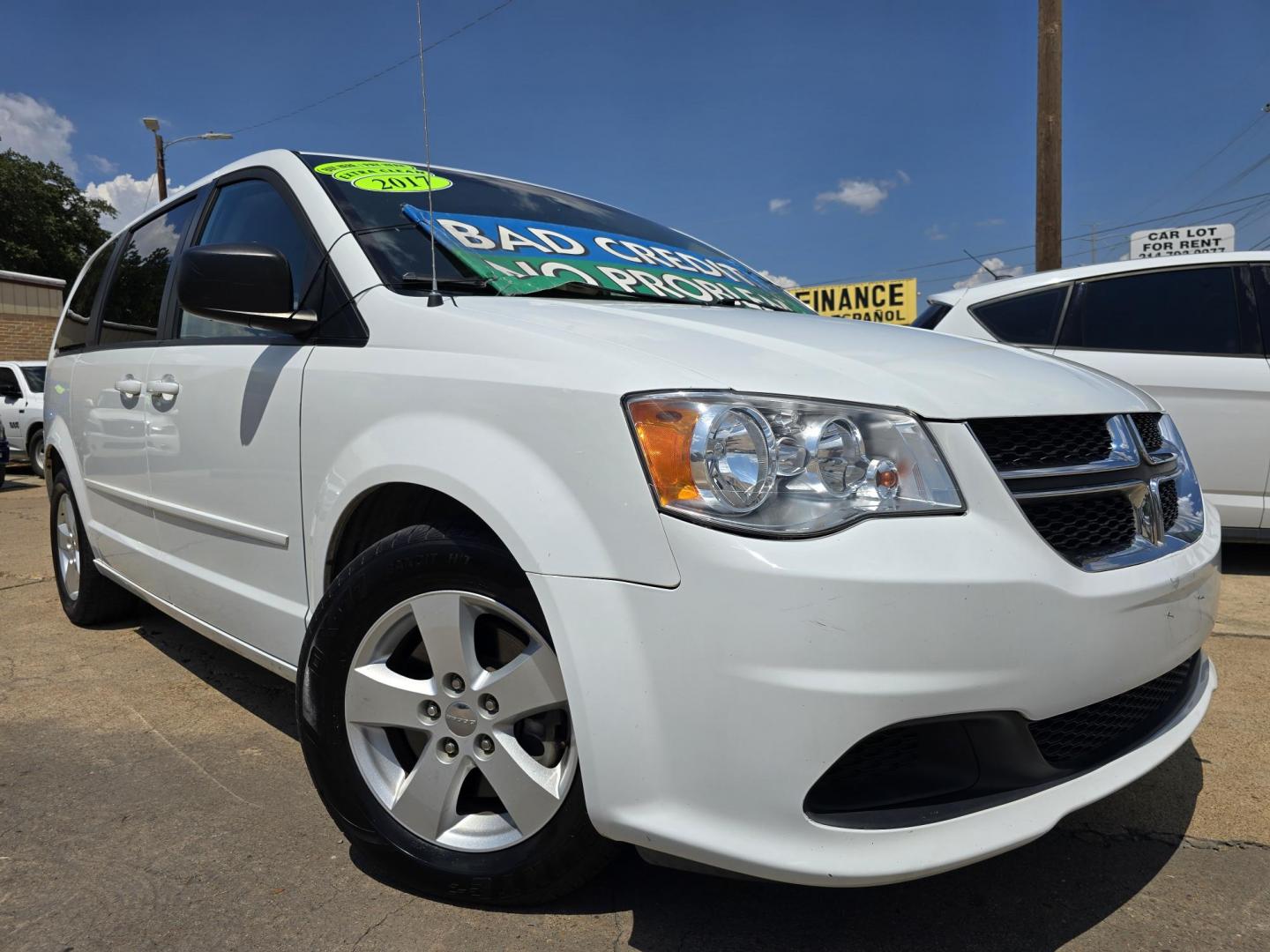 2017 WHITE Dodge Grand Caravan SE (2C4RDGBG5HR) with an 3.6L V6 DOHC 24V engine, 6A transmission, located at 2660 S.Garland Avenue, Garland, TX, 75041, (469) 298-3118, 32.885551, -96.655602 - Welcome to DallasAutos4Less, one of the Premier BUY HERE PAY HERE Dealers in the North Dallas Area. We specialize in financing to people with NO CREDIT or BAD CREDIT. We need proof of income, proof of residence, and a ID. Come buy your new car from us today!! This is a SUPER CLEAN 2017 DODGE GRAN - Photo#0