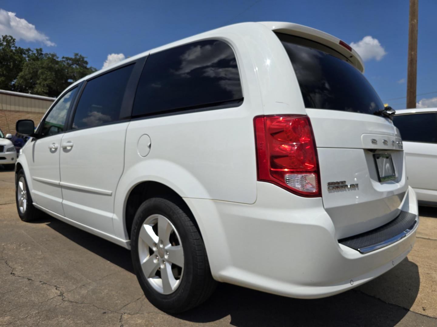 2017 WHITE Dodge Grand Caravan SE (2C4RDGBG5HR) with an 3.6L V6 DOHC 24V engine, 6A transmission, located at 2660 S.Garland Avenue, Garland, TX, 75041, (469) 298-3118, 32.885551, -96.655602 - Welcome to DallasAutos4Less, one of the Premier BUY HERE PAY HERE Dealers in the North Dallas Area. We specialize in financing to people with NO CREDIT or BAD CREDIT. We need proof of income, proof of residence, and a ID. Come buy your new car from us today!! This is a SUPER CLEAN 2017 DODGE GRAN - Photo#5