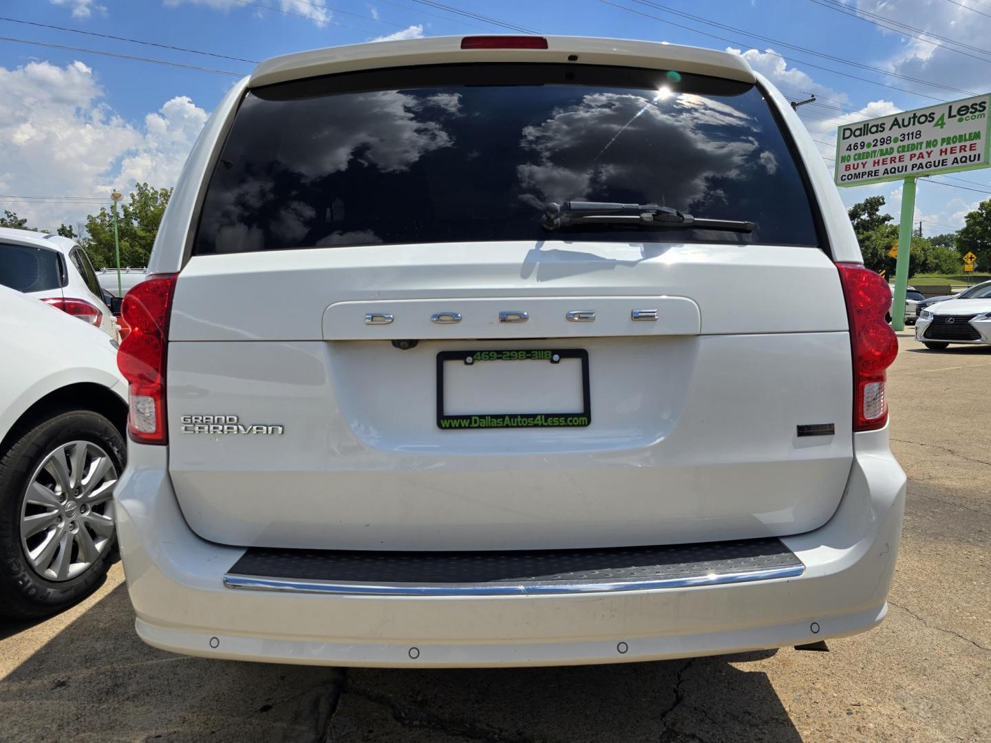 2017 WHITE Dodge Grand Caravan SE (2C4RDGBG5HR) with an 3.6L V6 DOHC 24V engine, 6A transmission, located at 2660 S.Garland Avenue, Garland, TX, 75041, (469) 298-3118, 32.885551, -96.655602 - Welcome to DallasAutos4Less, one of the Premier BUY HERE PAY HERE Dealers in the North Dallas Area. We specialize in financing to people with NO CREDIT or BAD CREDIT. We need proof of income, proof of residence, and a ID. Come buy your new car from us today!! This is a SUPER CLEAN 2017 DODGE GRAN - Photo#4