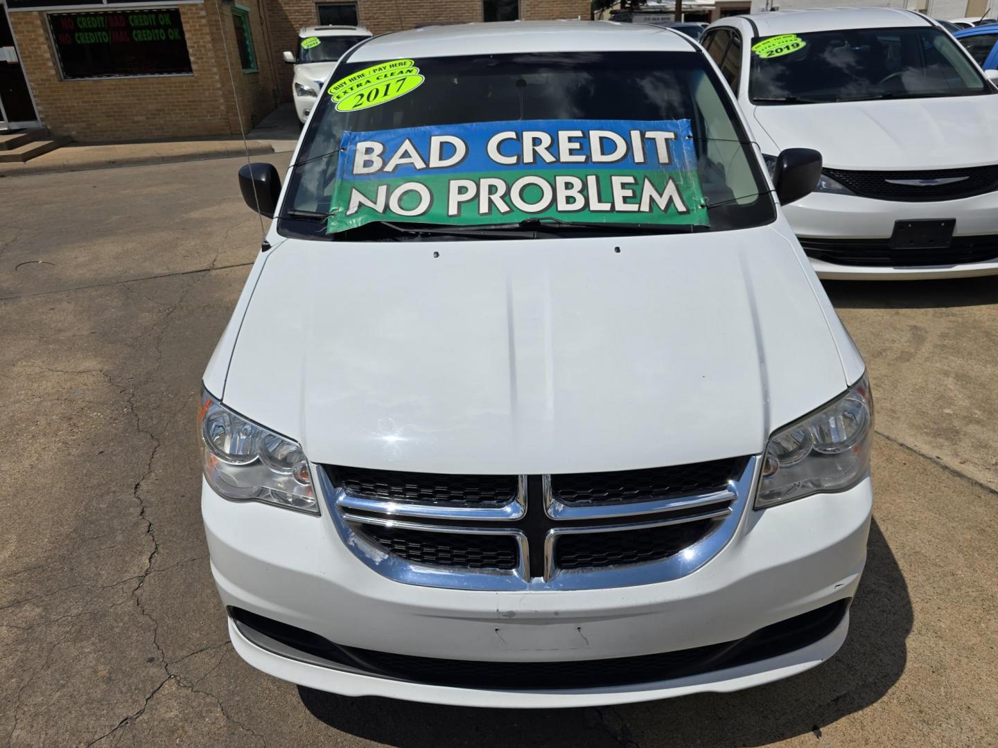2017 WHITE Dodge Grand Caravan SE (2C4RDGBG5HR) with an 3.6L V6 DOHC 24V engine, 6A transmission, located at 2660 S.Garland Avenue, Garland, TX, 75041, (469) 298-3118, 32.885551, -96.655602 - Welcome to DallasAutos4Less, one of the Premier BUY HERE PAY HERE Dealers in the North Dallas Area. We specialize in financing to people with NO CREDIT or BAD CREDIT. We need proof of income, proof of residence, and a ID. Come buy your new car from us today!! This is a SUPER CLEAN 2017 DODGE GRAN - Photo#8