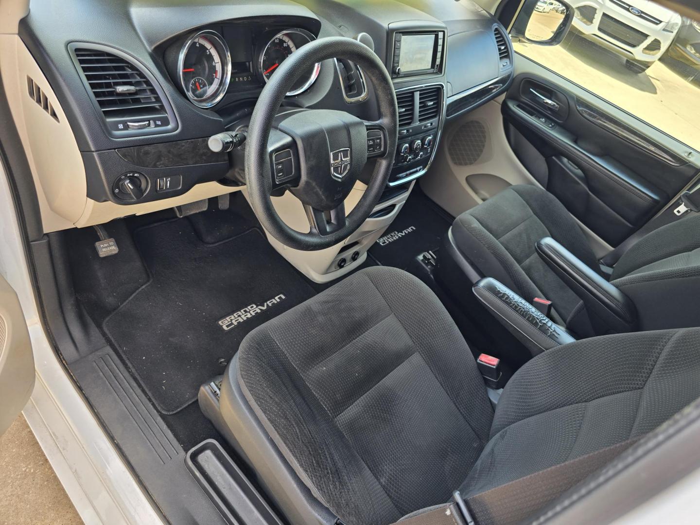 2017 WHITE Dodge Grand Caravan SE (2C4RDGBG5HR) with an 3.6L V6 DOHC 24V engine, 6A transmission, located at 2660 S.Garland Avenue, Garland, TX, 75041, (469) 298-3118, 32.885551, -96.655602 - Welcome to DallasAutos4Less, one of the Premier BUY HERE PAY HERE Dealers in the North Dallas Area. We specialize in financing to people with NO CREDIT or BAD CREDIT. We need proof of income, proof of residence, and a ID. Come buy your new car from us today!! This is a SUPER CLEAN 2017 DODGE GRAN - Photo#10