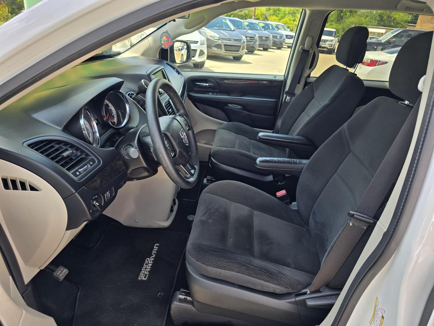 2017 WHITE Dodge Grand Caravan SE (2C4RDGBG5HR) with an 3.6L V6 DOHC 24V engine, 6A transmission, located at 2660 S.Garland Avenue, Garland, TX, 75041, (469) 298-3118, 32.885551, -96.655602 - Welcome to DallasAutos4Less, one of the Premier BUY HERE PAY HERE Dealers in the North Dallas Area. We specialize in financing to people with NO CREDIT or BAD CREDIT. We need proof of income, proof of residence, and a ID. Come buy your new car from us today!! This is a SUPER CLEAN 2017 DODGE GRAN - Photo#11