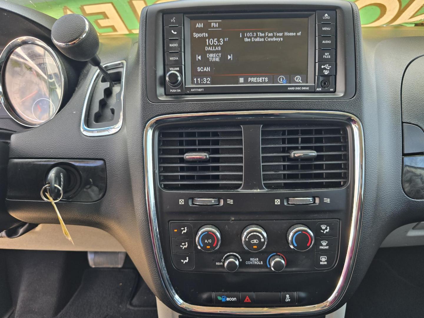 2017 WHITE Dodge Grand Caravan SE (2C4RDGBG5HR) with an 3.6L V6 DOHC 24V engine, 6A transmission, located at 2660 S.Garland Avenue, Garland, TX, 75041, (469) 298-3118, 32.885551, -96.655602 - Welcome to DallasAutos4Less, one of the Premier BUY HERE PAY HERE Dealers in the North Dallas Area. We specialize in financing to people with NO CREDIT or BAD CREDIT. We need proof of income, proof of residence, and a ID. Come buy your new car from us today!! This is a SUPER CLEAN 2017 DODGE GRAN - Photo#13