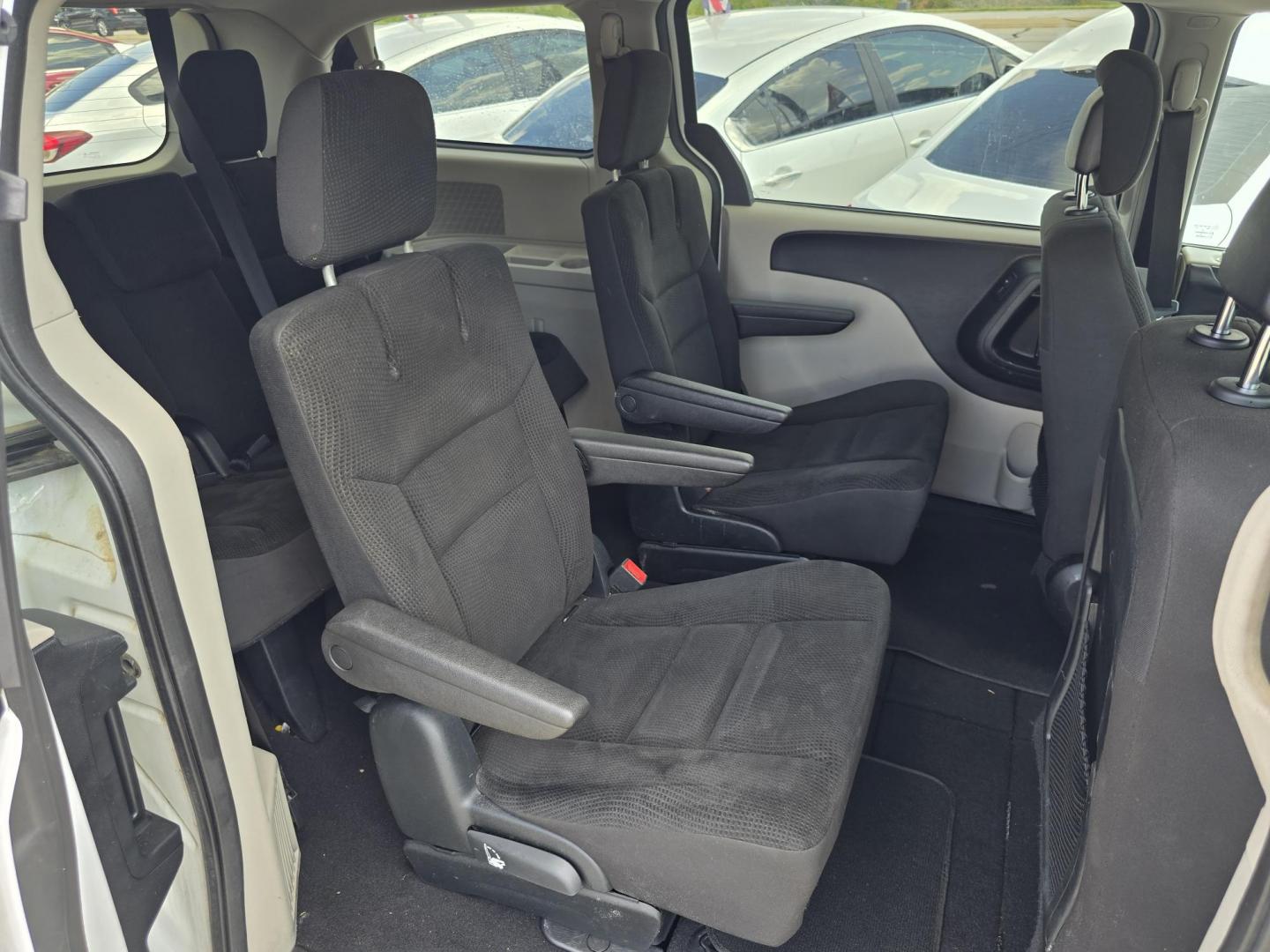 2017 WHITE Dodge Grand Caravan SE (2C4RDGBG5HR) with an 3.6L V6 DOHC 24V engine, 6A transmission, located at 2660 S.Garland Avenue, Garland, TX, 75041, (469) 298-3118, 32.885551, -96.655602 - Welcome to DallasAutos4Less, one of the Premier BUY HERE PAY HERE Dealers in the North Dallas Area. We specialize in financing to people with NO CREDIT or BAD CREDIT. We need proof of income, proof of residence, and a ID. Come buy your new car from us today!! This is a SUPER CLEAN 2017 DODGE GRAN - Photo#17