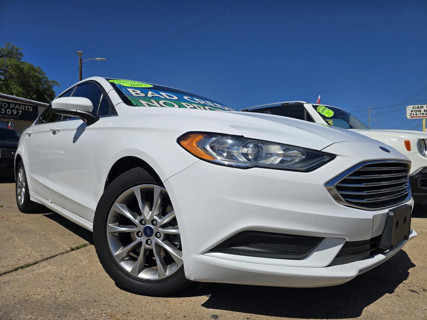 2017 WHITE Ford Fusion SE (3FA6P0H70HR) with an 2.5L L4 DOHC 16V engine, 6A transmission, located at 2660 S.Garland Avenue, Garland, TX, 75041, (469) 298-3118, 32.885551, -96.655602 - Photo#0