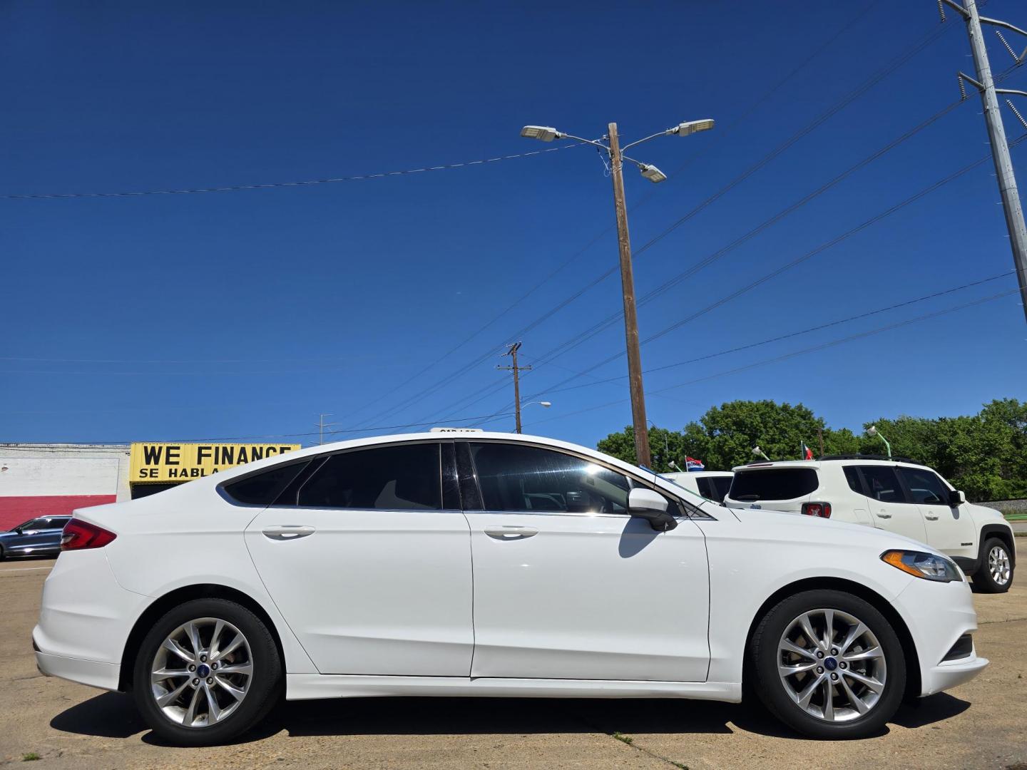 2017 WHITE Ford Fusion SE (3FA6P0H70HR) with an 2.5L L4 DOHC 16V engine, 6A transmission, located at 2660 S.Garland Avenue, Garland, TX, 75041, (469) 298-3118, 32.885551, -96.655602 - Photo#2