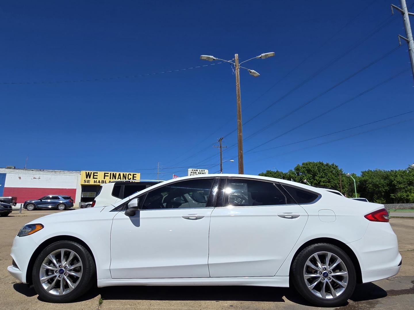 2017 WHITE Ford Fusion SE (3FA6P0H70HR) with an 2.5L L4 DOHC 16V engine, 6A transmission, located at 2660 S.Garland Avenue, Garland, TX, 75041, (469) 298-3118, 32.885551, -96.655602 - Photo#6
