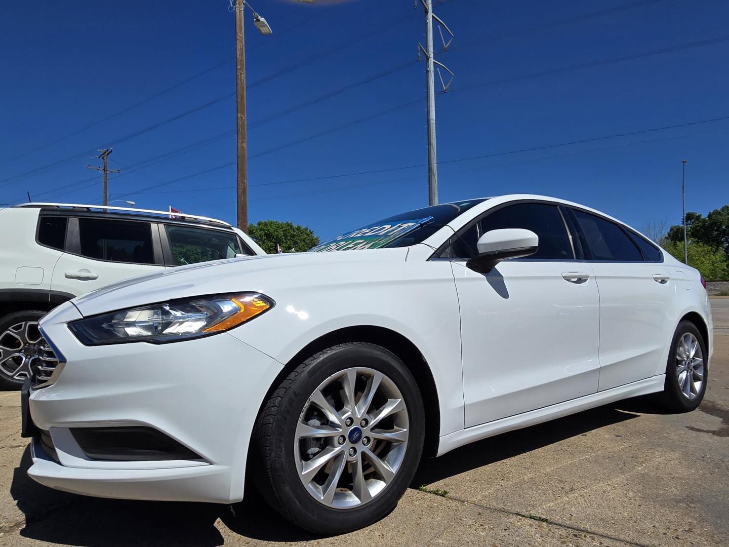 2017 WHITE Ford Fusion SE (3FA6P0H70HR) with an 2.5L L4 DOHC 16V engine, 6A transmission, located at 2660 S.Garland Avenue, Garland, TX, 75041, (469) 298-3118, 32.885551, -96.655602 - Photo#7