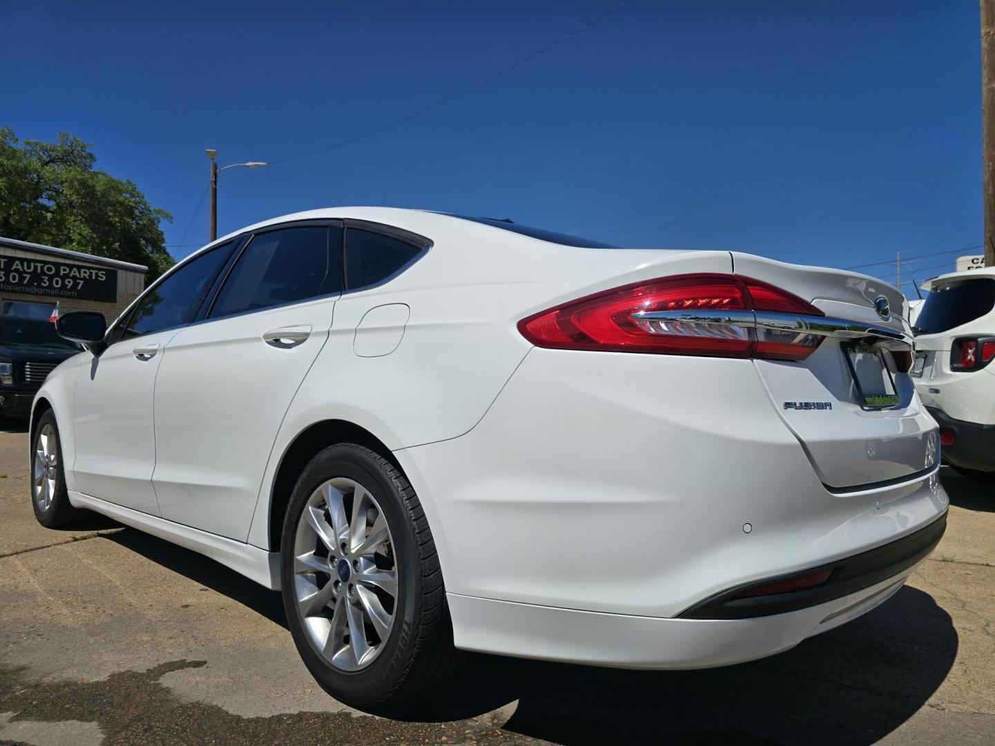 2017 WHITE Ford Fusion SE (3FA6P0H70HR) with an 2.5L L4 DOHC 16V engine, 6A transmission, located at 2660 S.Garland Avenue, Garland, TX, 75041, (469) 298-3118, 32.885551, -96.655602 - Photo#5