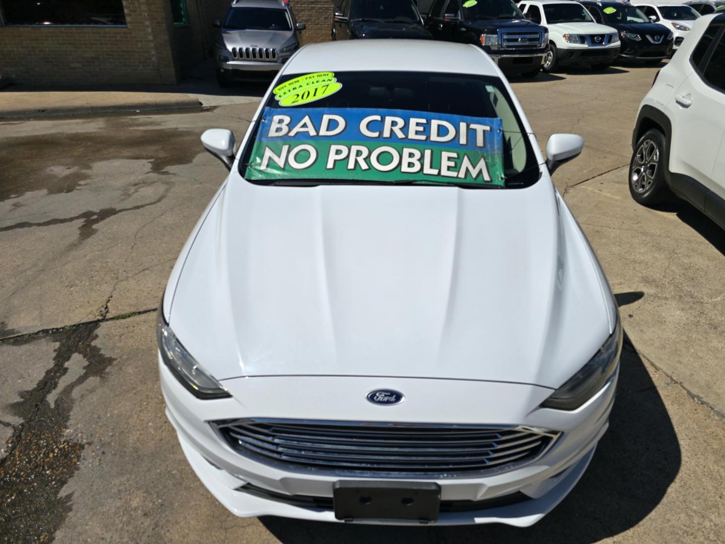 2017 WHITE Ford Fusion SE (3FA6P0H70HR) with an 2.5L L4 DOHC 16V engine, 6A transmission, located at 2660 S.Garland Avenue, Garland, TX, 75041, (469) 298-3118, 32.885551, -96.655602 - Photo#9