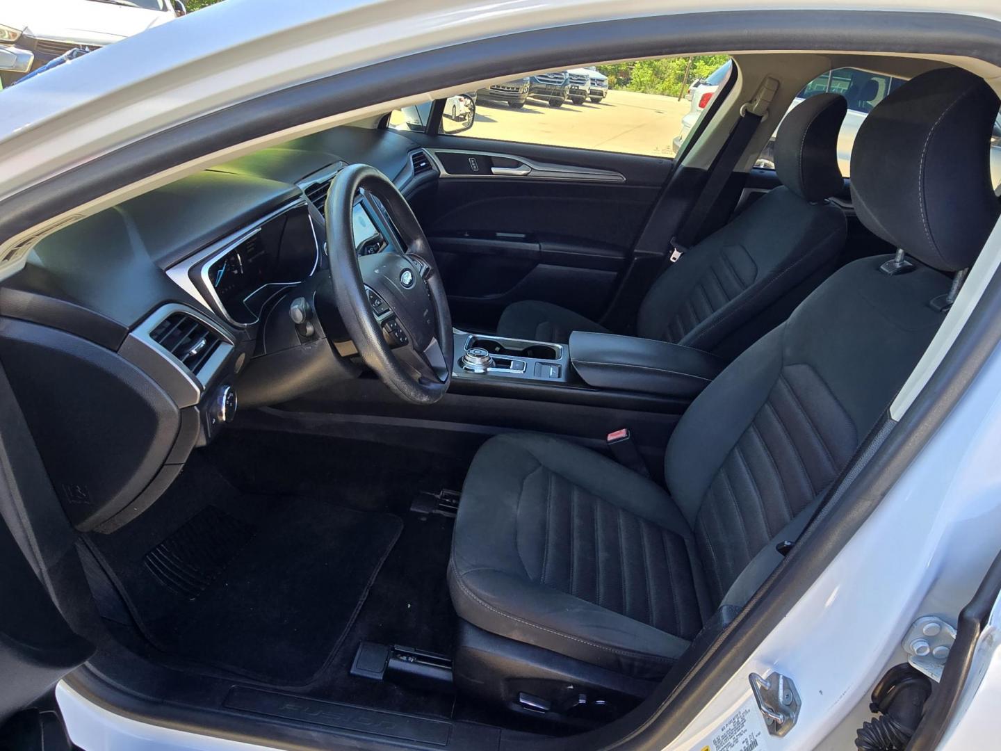 2017 WHITE Ford Fusion SE (3FA6P0H70HR) with an 2.5L L4 DOHC 16V engine, 6A transmission, located at 2660 S.Garland Avenue, Garland, TX, 75041, (469) 298-3118, 32.885551, -96.655602 - Photo#11