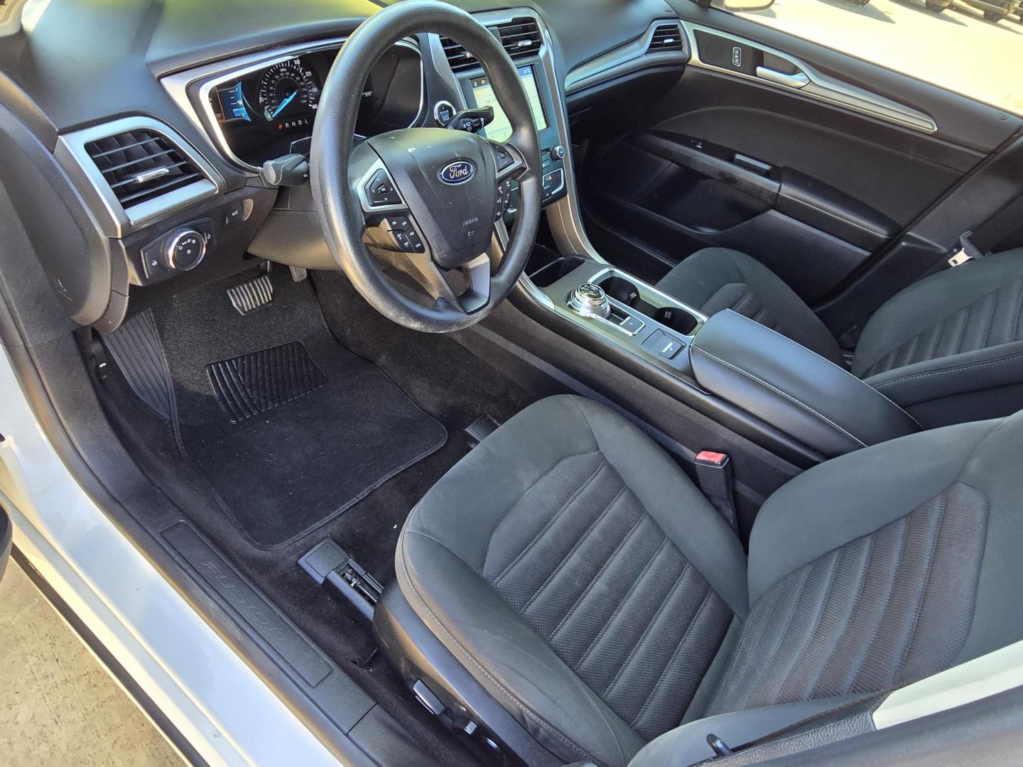 2017 WHITE Ford Fusion SE (3FA6P0H70HR) with an 2.5L L4 DOHC 16V engine, 6A transmission, located at 2660 S.Garland Avenue, Garland, TX, 75041, (469) 298-3118, 32.885551, -96.655602 - Photo#10