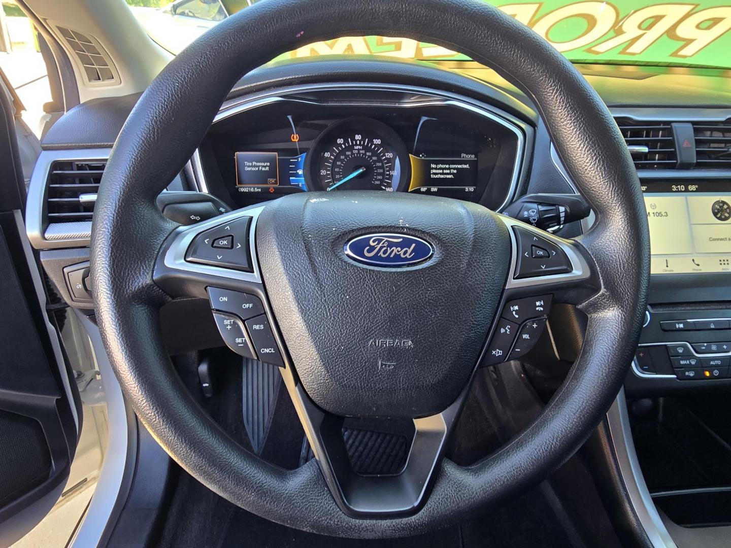 2017 WHITE Ford Fusion SE (3FA6P0H70HR) with an 2.5L L4 DOHC 16V engine, 6A transmission, located at 2660 S.Garland Avenue, Garland, TX, 75041, (469) 298-3118, 32.885551, -96.655602 - Photo#12