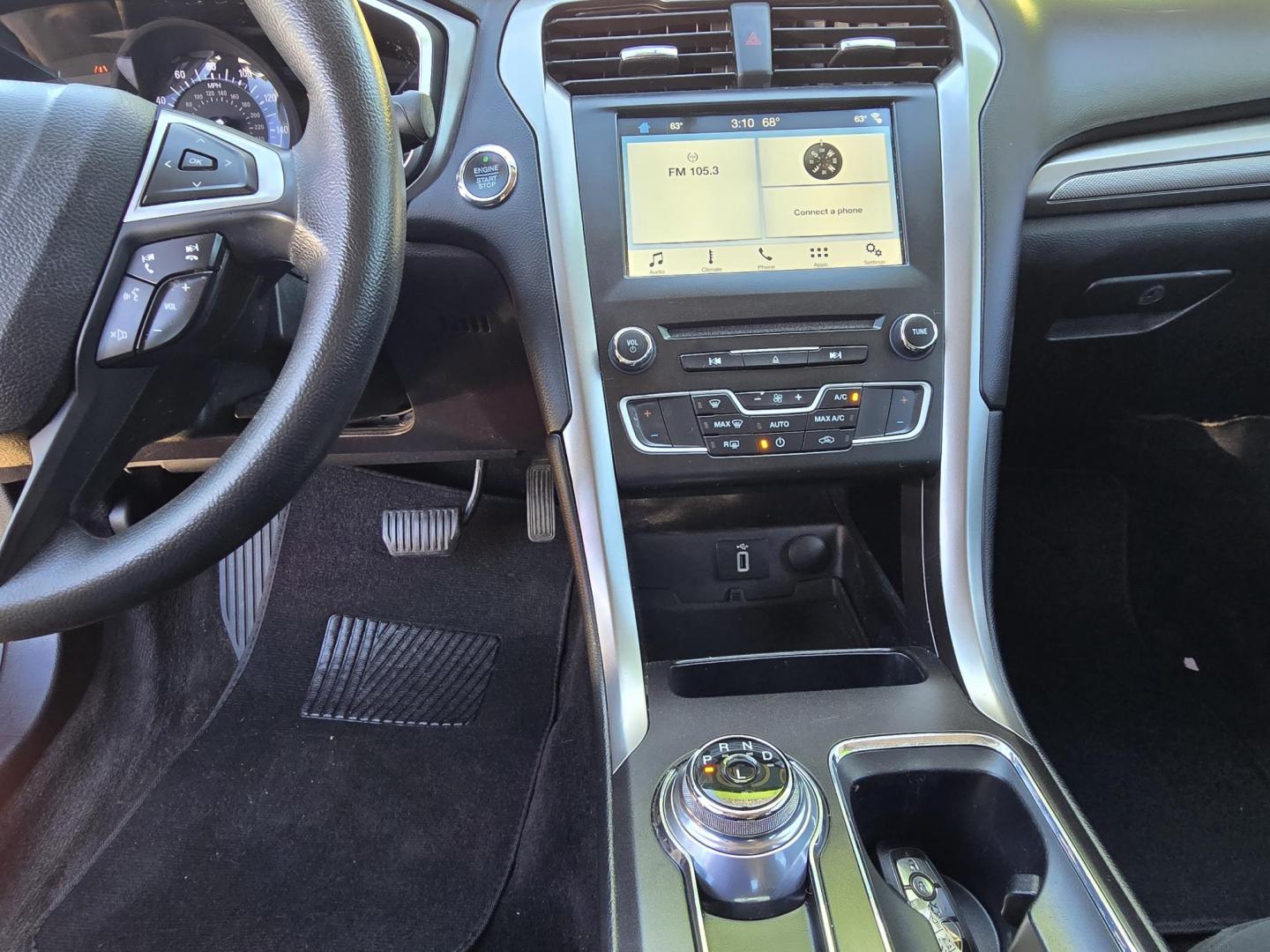 2017 WHITE Ford Fusion SE (3FA6P0H70HR) with an 2.5L L4 DOHC 16V engine, 6A transmission, located at 2660 S.Garland Avenue, Garland, TX, 75041, (469) 298-3118, 32.885551, -96.655602 - Photo#14