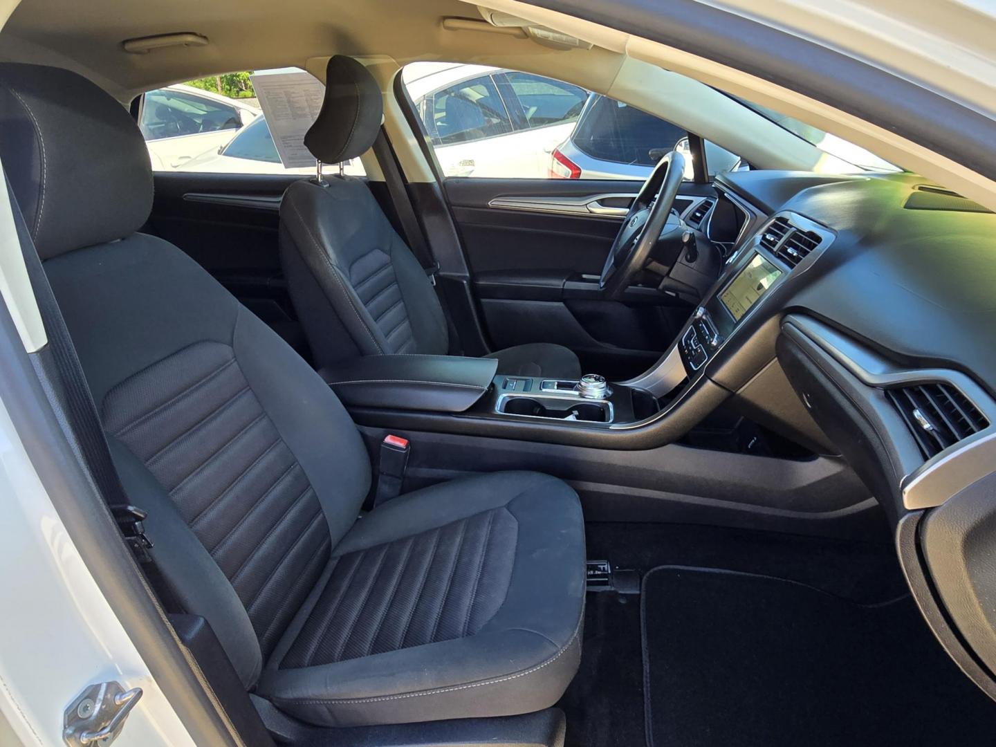 2017 WHITE Ford Fusion SE (3FA6P0H70HR) with an 2.5L L4 DOHC 16V engine, 6A transmission, located at 2660 S.Garland Avenue, Garland, TX, 75041, (469) 298-3118, 32.885551, -96.655602 - Photo#18