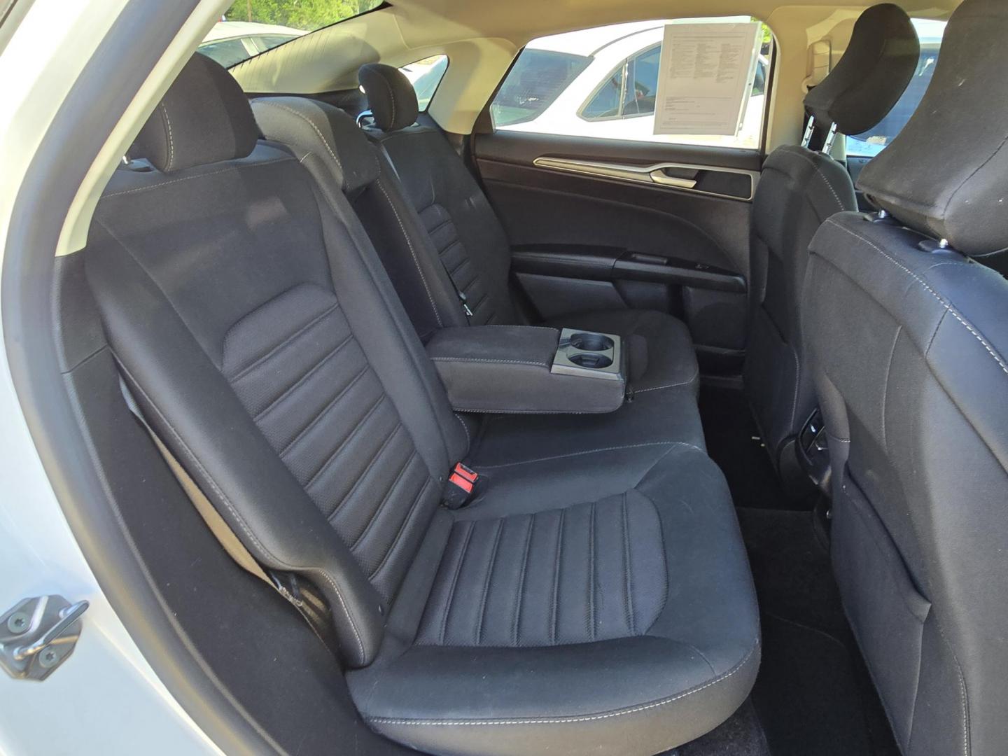 2017 WHITE Ford Fusion SE (3FA6P0H70HR) with an 2.5L L4 DOHC 16V engine, 6A transmission, located at 2660 S.Garland Avenue, Garland, TX, 75041, (469) 298-3118, 32.885551, -96.655602 - Photo#17