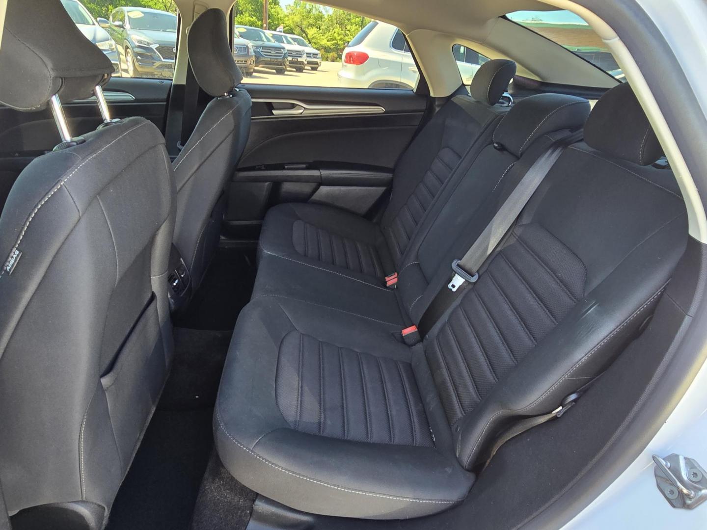 2017 WHITE Ford Fusion SE (3FA6P0H70HR) with an 2.5L L4 DOHC 16V engine, 6A transmission, located at 2660 S.Garland Avenue, Garland, TX, 75041, (469) 298-3118, 32.885551, -96.655602 - Photo#16