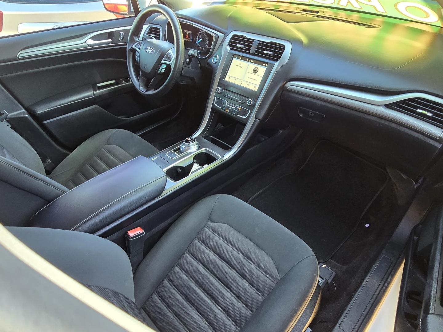 2017 WHITE Ford Fusion SE (3FA6P0H70HR) with an 2.5L L4 DOHC 16V engine, 6A transmission, located at 2660 S.Garland Avenue, Garland, TX, 75041, (469) 298-3118, 32.885551, -96.655602 - Photo#19