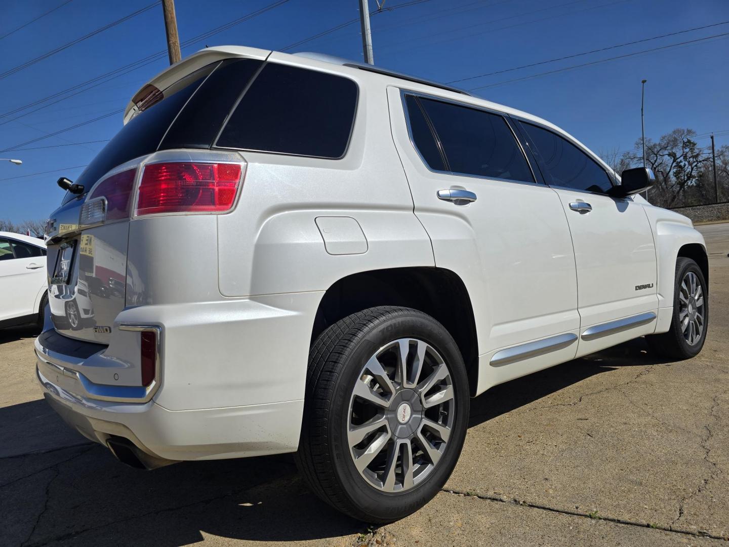 2017 DIAMOND WHITE GMC Terrain Denali (2GKFLVE38H6) with an 3.6L V6 DOHC 24V engine, 6A transmission, located at 2660 S.Garland Avenue, Garland, TX, 75041, (469) 298-3118, 32.885551, -96.655602 - Photo#3