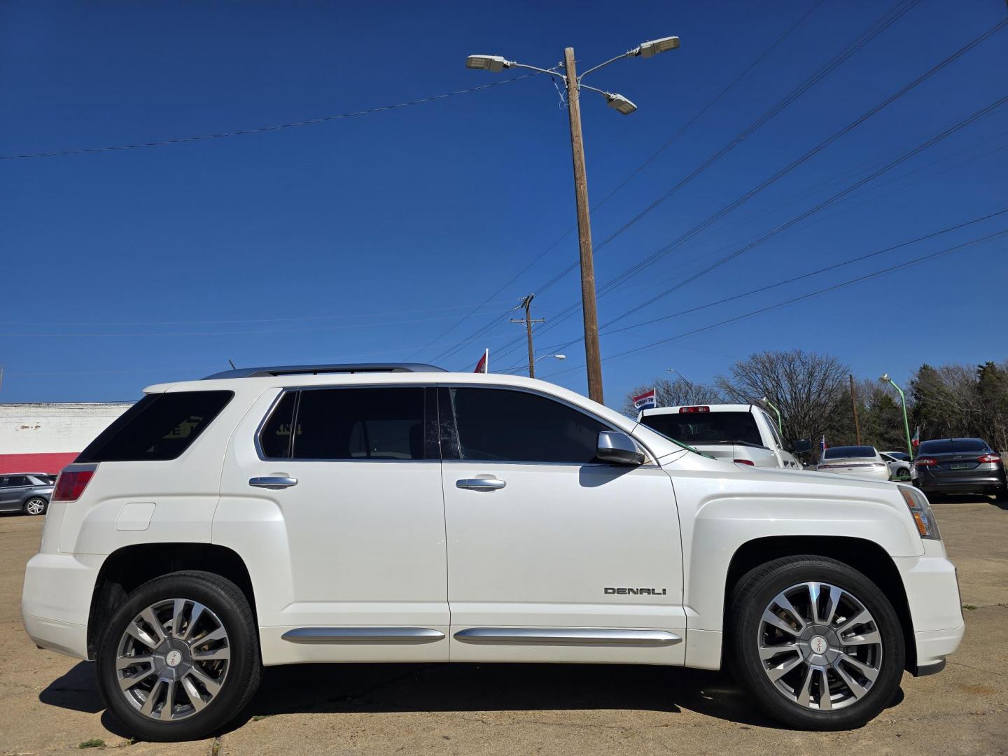 2017 DIAMOND WHITE GMC Terrain Denali (2GKFLVE38H6) with an 3.6L V6 DOHC 24V engine, 6A transmission, located at 2660 S.Garland Avenue, Garland, TX, 75041, (469) 298-3118, 32.885551, -96.655602 - Photo#2