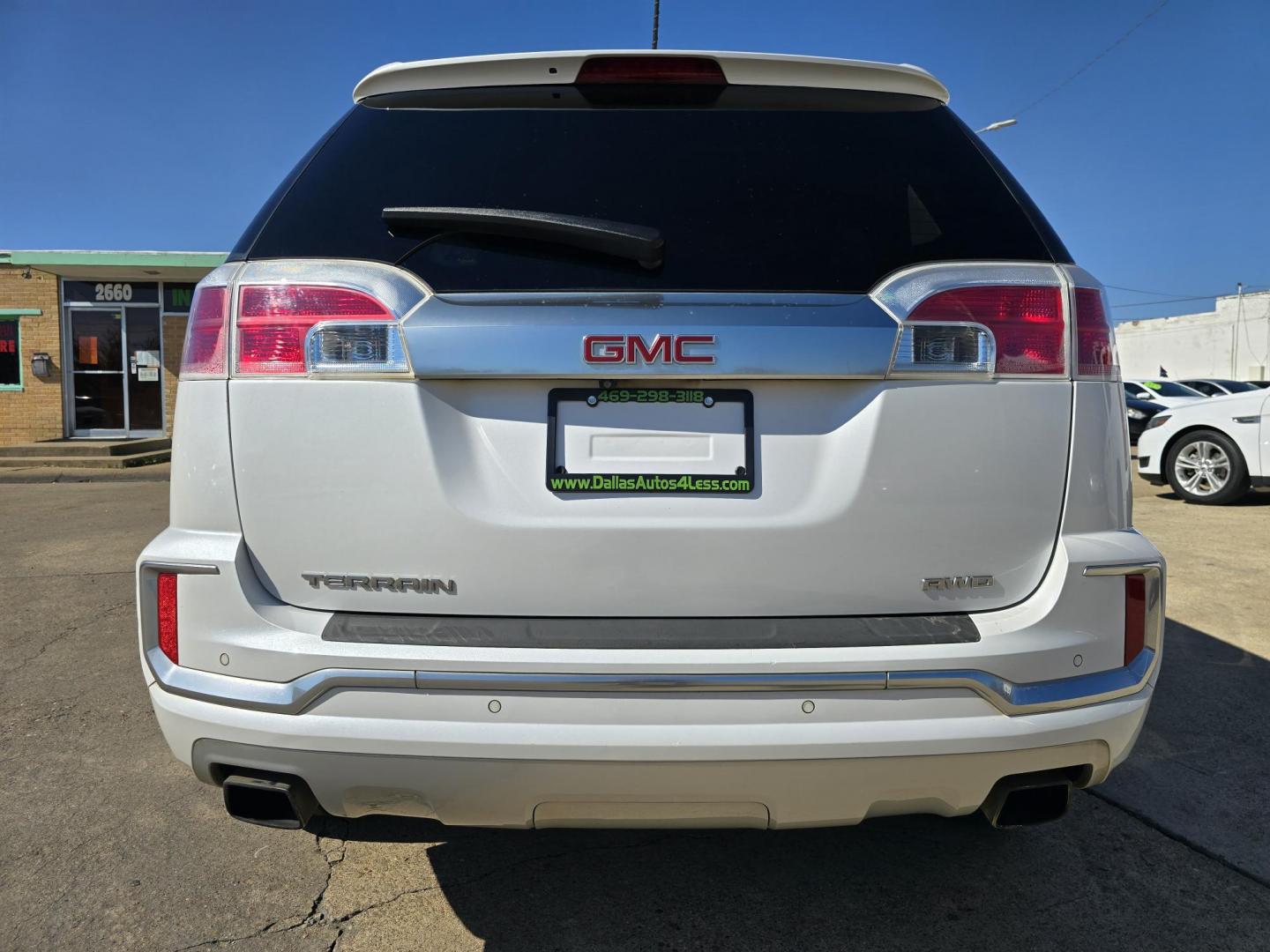 2017 DIAMOND WHITE GMC Terrain Denali (2GKFLVE38H6) with an 3.6L V6 DOHC 24V engine, 6A transmission, located at 2660 S.Garland Avenue, Garland, TX, 75041, (469) 298-3118, 32.885551, -96.655602 - Photo#4
