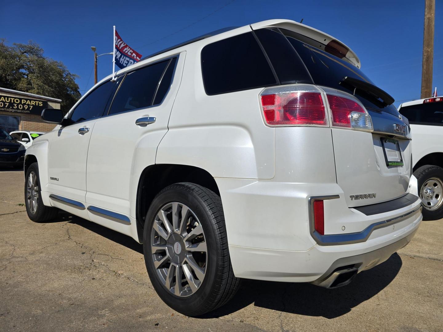 2017 DIAMOND WHITE GMC Terrain Denali (2GKFLVE38H6) with an 3.6L V6 DOHC 24V engine, 6A transmission, located at 2660 S.Garland Avenue, Garland, TX, 75041, (469) 298-3118, 32.885551, -96.655602 - Photo#5
