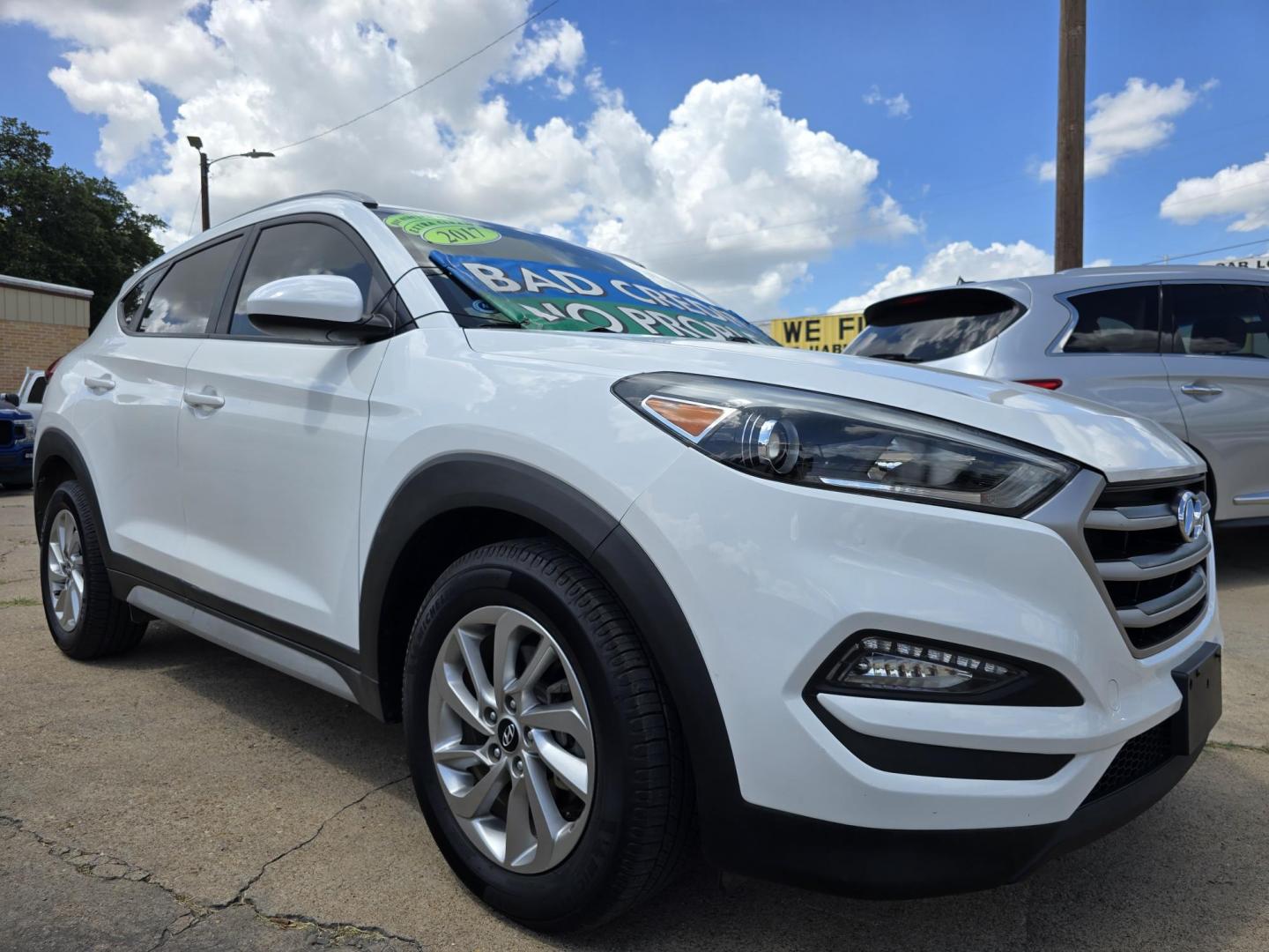 2017 WHITE /BLACK Hyundai Tucson SE (KM8J33A49HU) with an 2.0L L4 DOHC 16V engine, 6A transmission, located at 2660 S.Garland Avenue, Garland, TX, 75041, (469) 298-3118, 32.885551, -96.655602 - Photo#1