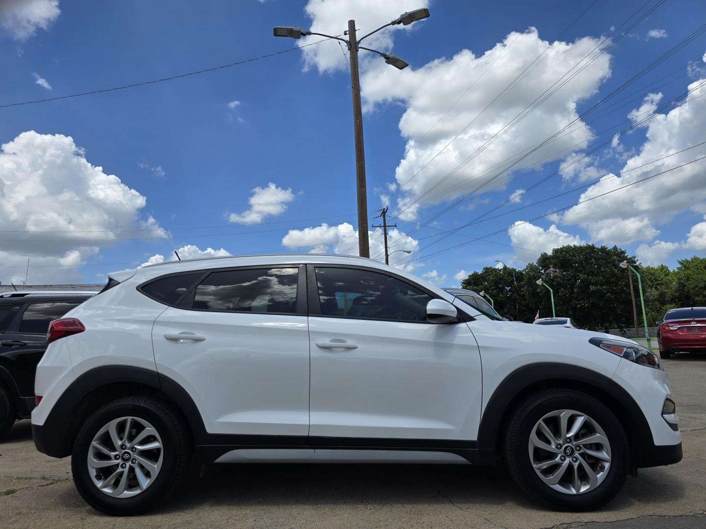 2017 WHITE /BLACK Hyundai Tucson SE (KM8J33A49HU) with an 2.0L L4 DOHC 16V engine, 6A transmission, located at 2660 S.Garland Avenue, Garland, TX, 75041, (469) 298-3118, 32.885551, -96.655602 - Photo#2