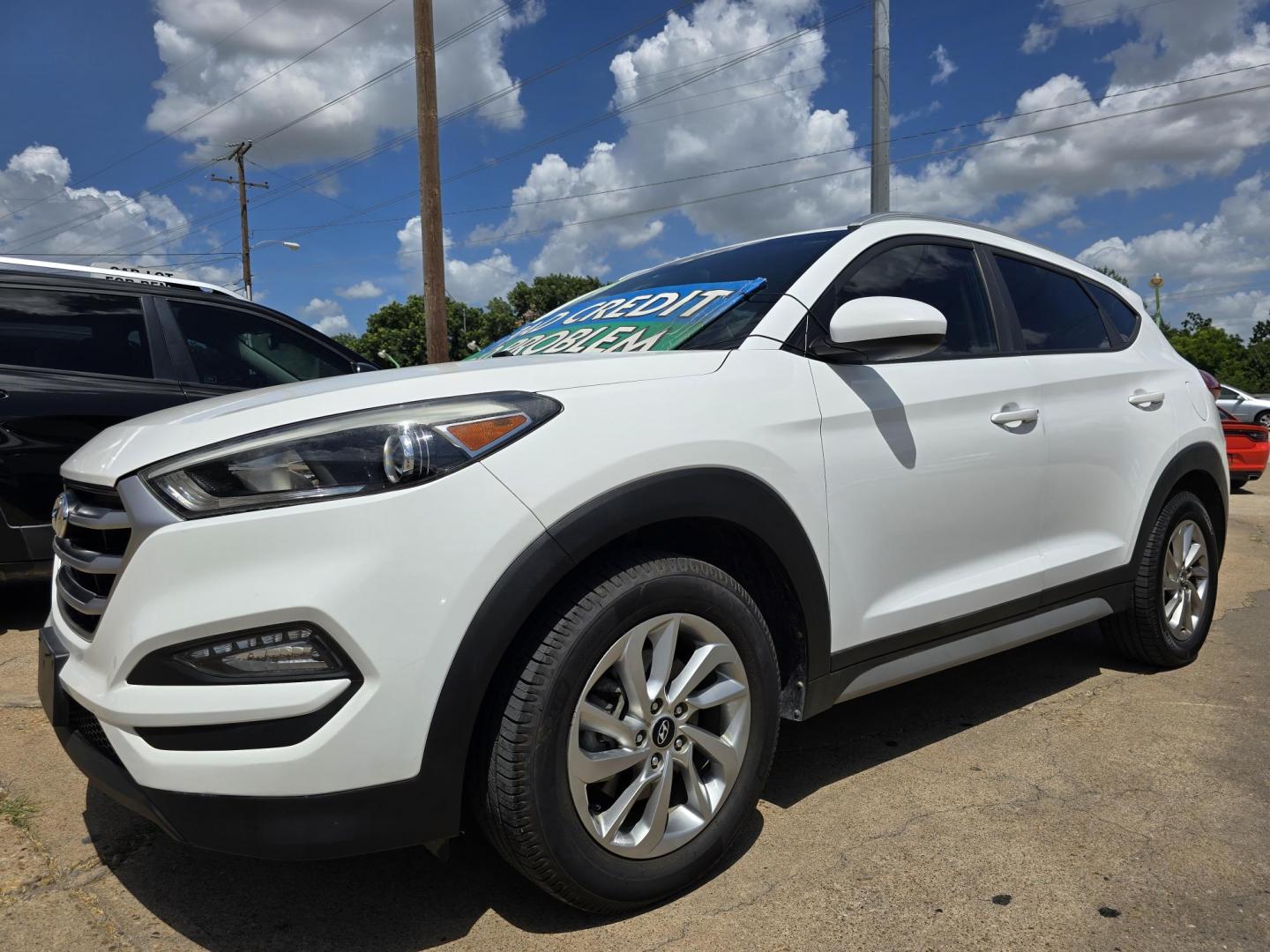 2017 WHITE /BLACK Hyundai Tucson SE (KM8J33A49HU) with an 2.0L L4 DOHC 16V engine, 6A transmission, located at 2660 S.Garland Avenue, Garland, TX, 75041, (469) 298-3118, 32.885551, -96.655602 - Photo#6