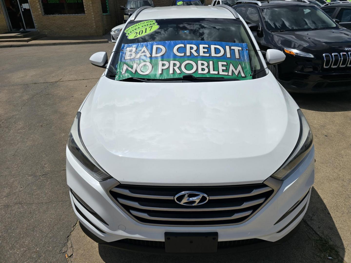 2017 WHITE /BLACK Hyundai Tucson SE (KM8J33A49HU) with an 2.0L L4 DOHC 16V engine, 6A transmission, located at 2660 S.Garland Avenue, Garland, TX, 75041, (469) 298-3118, 32.885551, -96.655602 - Photo#7