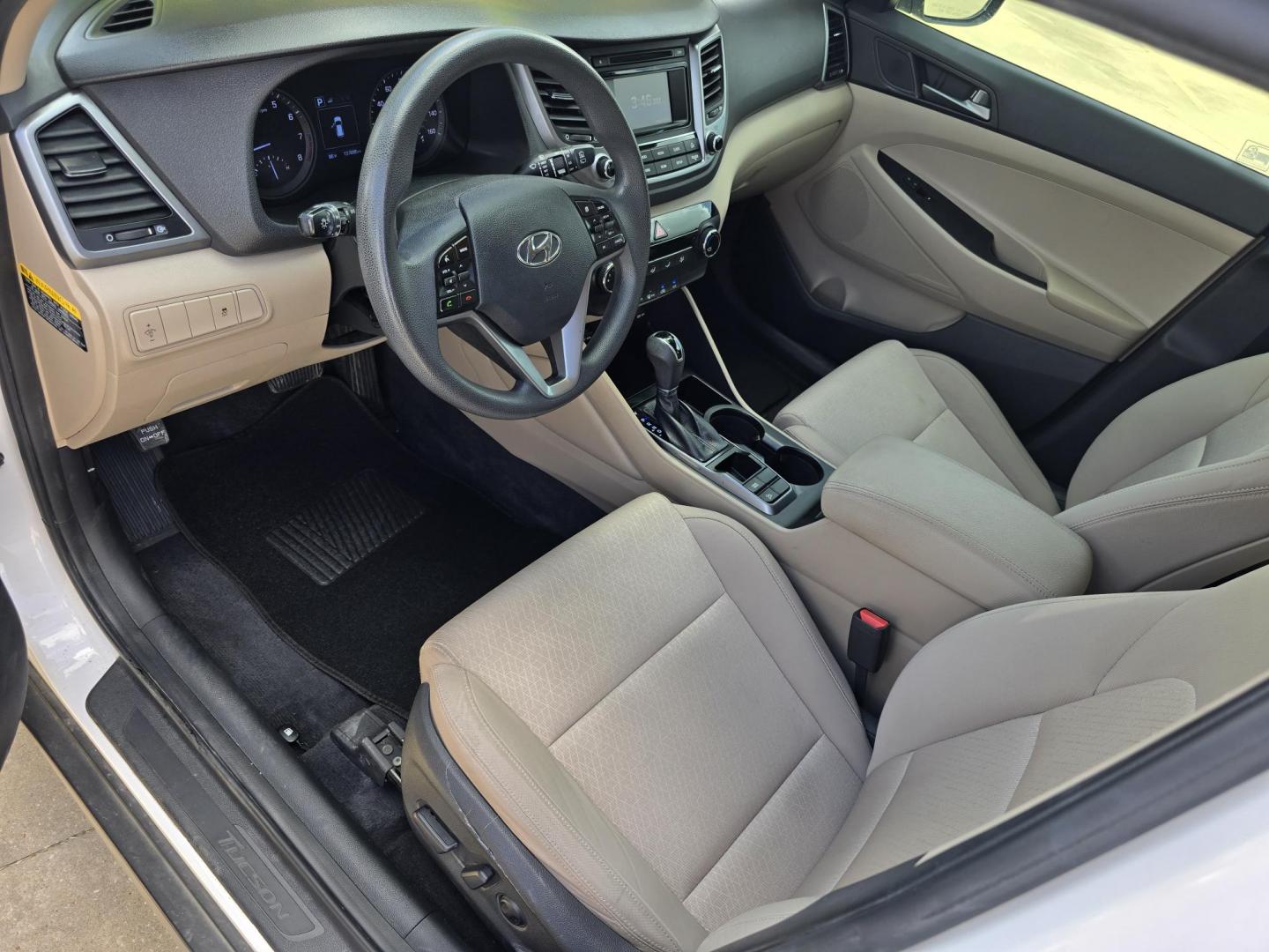 2017 WHITE /BLACK Hyundai Tucson SE (KM8J33A49HU) with an 2.0L L4 DOHC 16V engine, 6A transmission, located at 2660 S.Garland Avenue, Garland, TX, 75041, (469) 298-3118, 32.885551, -96.655602 - Photo#9