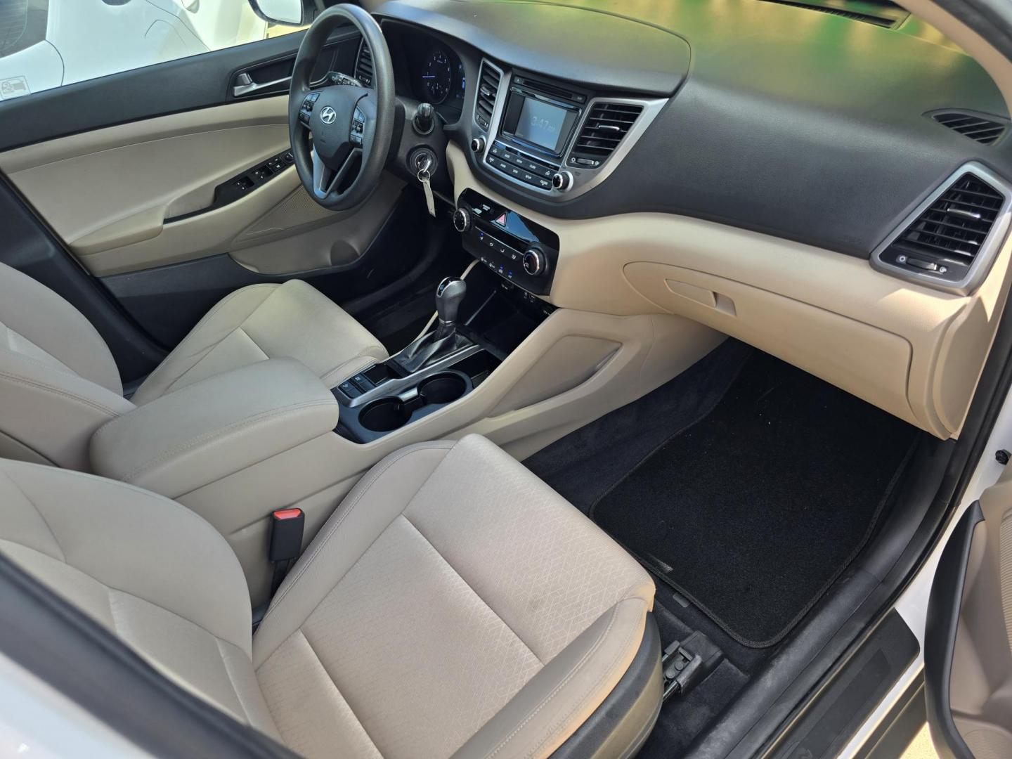 2017 WHITE /BLACK Hyundai Tucson SE (KM8J33A49HU) with an 2.0L L4 DOHC 16V engine, 6A transmission, located at 2660 S.Garland Avenue, Garland, TX, 75041, (469) 298-3118, 32.885551, -96.655602 - Photo#18