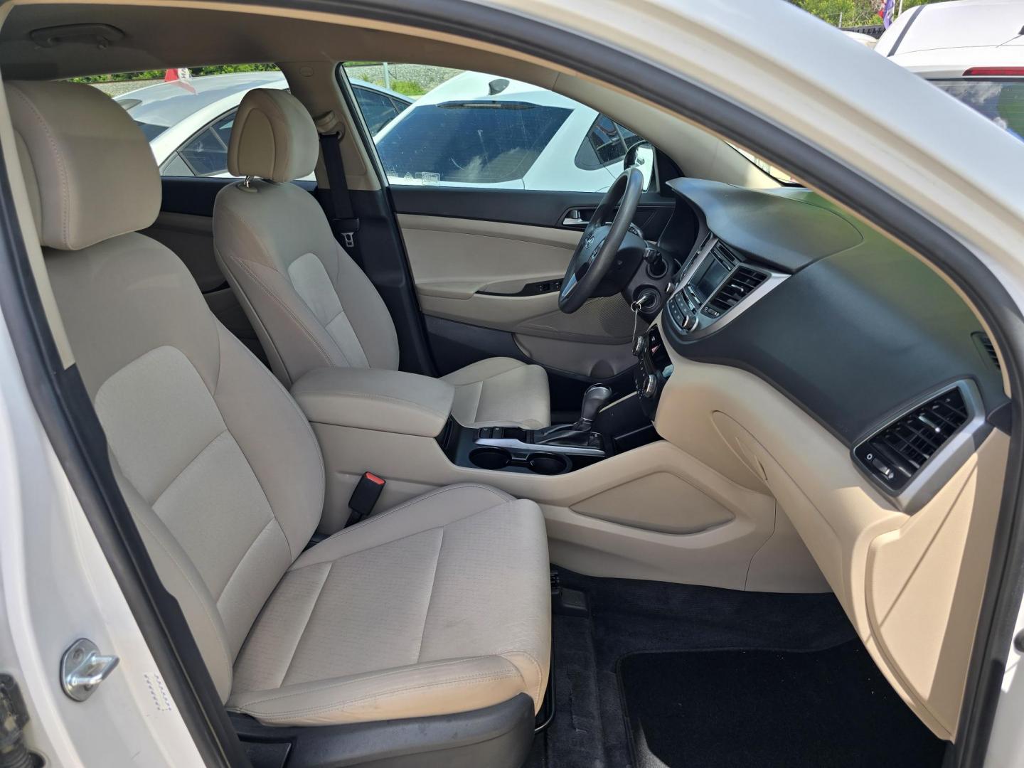 2017 WHITE /BLACK Hyundai Tucson SE (KM8J33A49HU) with an 2.0L L4 DOHC 16V engine, 6A transmission, located at 2660 S.Garland Avenue, Garland, TX, 75041, (469) 298-3118, 32.885551, -96.655602 - Photo#17