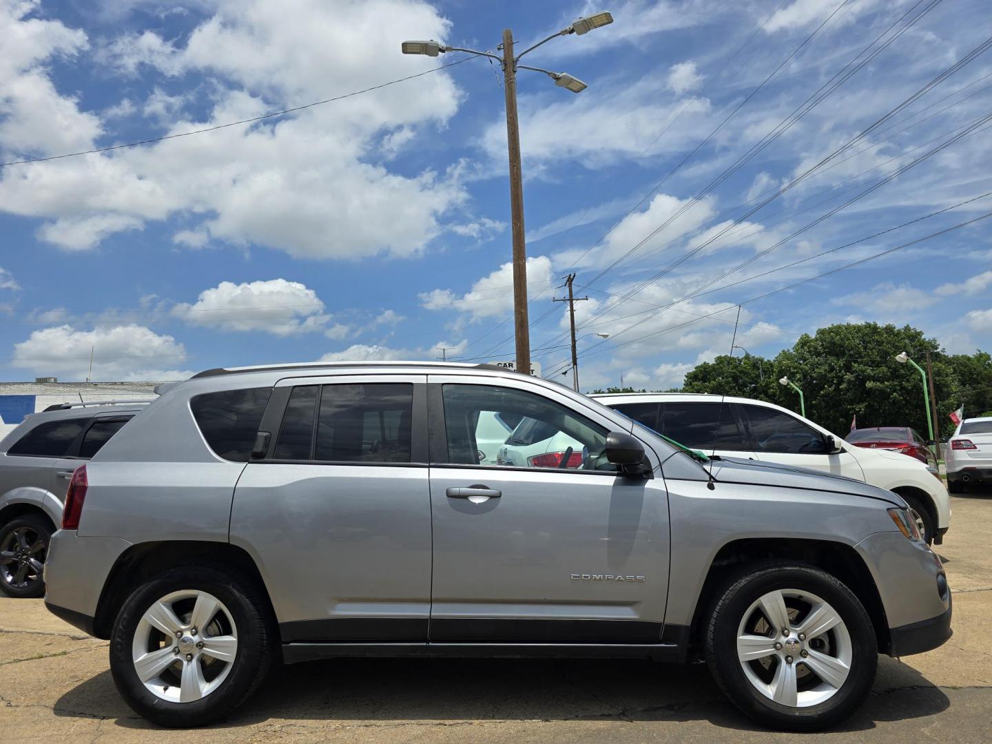 2017 SILVER Jeep Compass Sport (1C4NJCBA9HD) with an 2.0L L4 DOHC 16V engine, AUTO transmission, located at 2660 S.Garland Avenue, Garland, TX, 75041, (469) 298-3118, 32.885551, -96.655602 - Photo#2