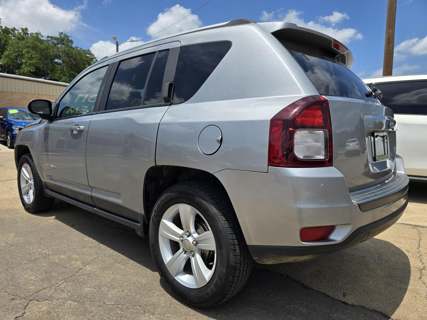 2017 SILVER Jeep Compass Sport (1C4NJCBA9HD) with an 2.0L L4 DOHC 16V engine, AUTO transmission, located at 2660 S.Garland Avenue, Garland, TX, 75041, (469) 298-3118, 32.885551, -96.655602 - Photo#5
