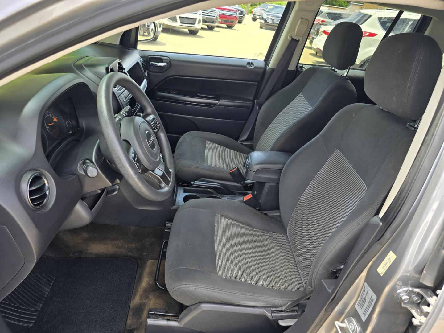 2017 SILVER Jeep Compass Sport (1C4NJCBA9HD) with an 2.0L L4 DOHC 16V engine, AUTO transmission, located at 2660 S.Garland Avenue, Garland, TX, 75041, (469) 298-3118, 32.885551, -96.655602 - Photo#11