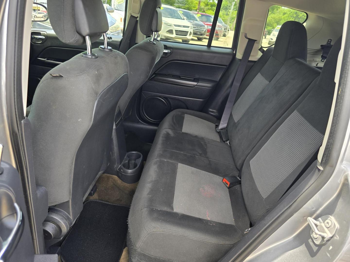 2017 SILVER Jeep Compass Sport (1C4NJCBA9HD) with an 2.0L L4 DOHC 16V engine, AUTO transmission, located at 2660 S.Garland Avenue, Garland, TX, 75041, (469) 298-3118, 32.885551, -96.655602 - Photo#14