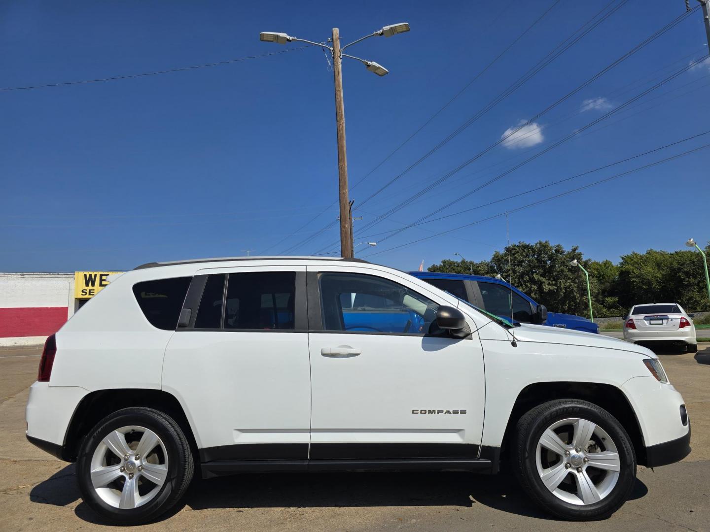 2017 WHITE Jeep Compass Sport (1C4NJCBA8HD) with an 2.0L L4 DOHC 16V engine, AUTO transmission, located at 2660 S.Garland Avenue, Garland, TX, 75041, (469) 298-3118, 32.885551, -96.655602 - Photo#2