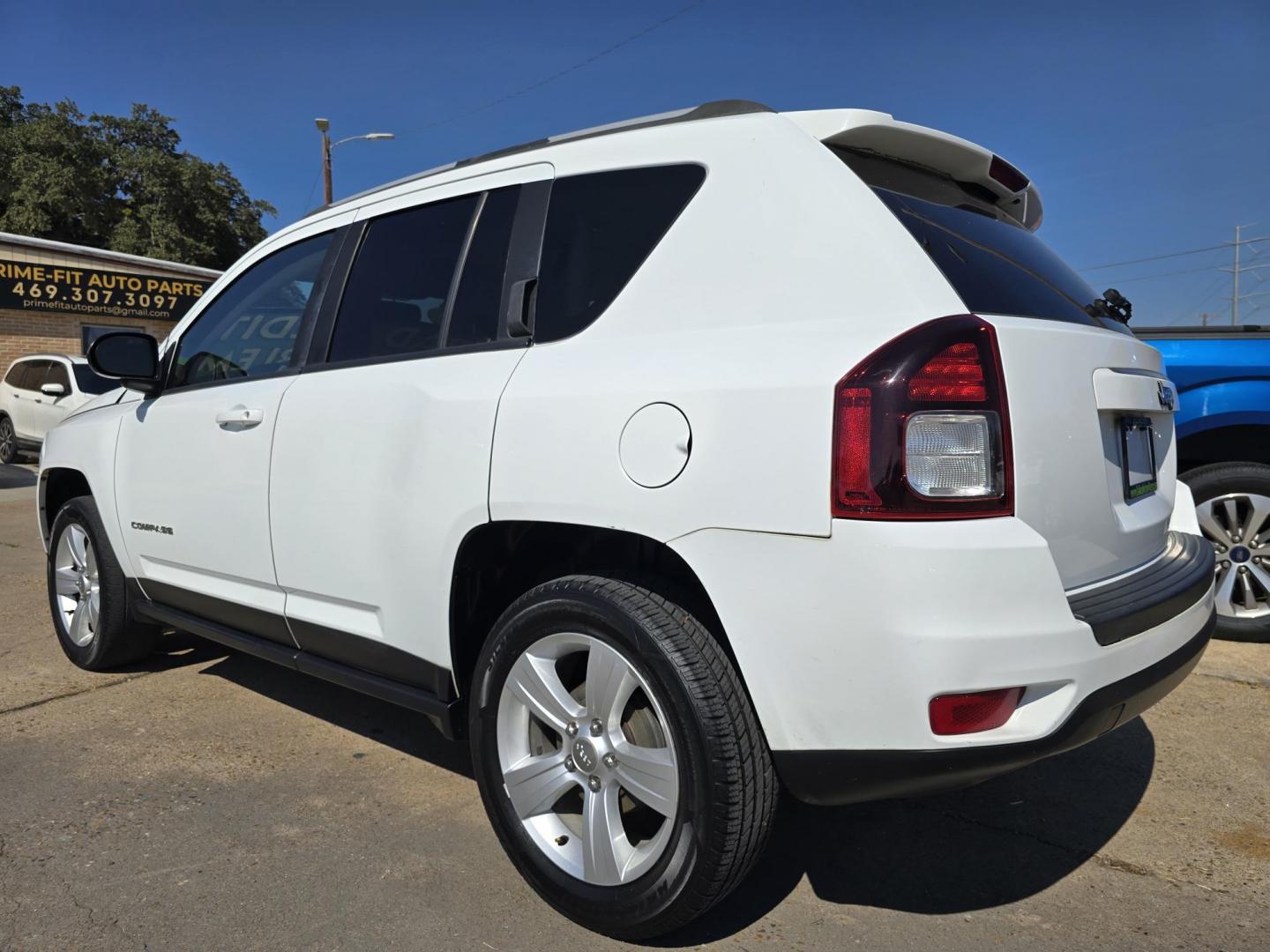 2017 WHITE Jeep Compass Sport (1C4NJCBA8HD) with an 2.0L L4 DOHC 16V engine, AUTO transmission, located at 2660 S.Garland Avenue, Garland, TX, 75041, (469) 298-3118, 32.885551, -96.655602 - Photo#5