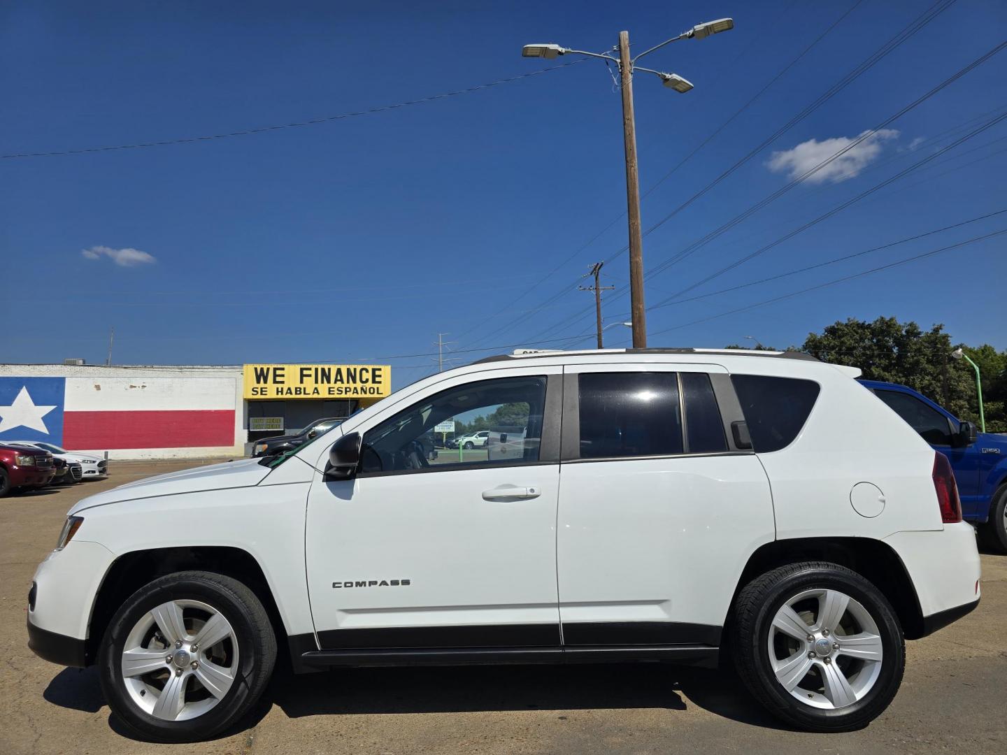 2017 WHITE Jeep Compass Sport (1C4NJCBA8HD) with an 2.0L L4 DOHC 16V engine, AUTO transmission, located at 2660 S.Garland Avenue, Garland, TX, 75041, (469) 298-3118, 32.885551, -96.655602 - Photo#6