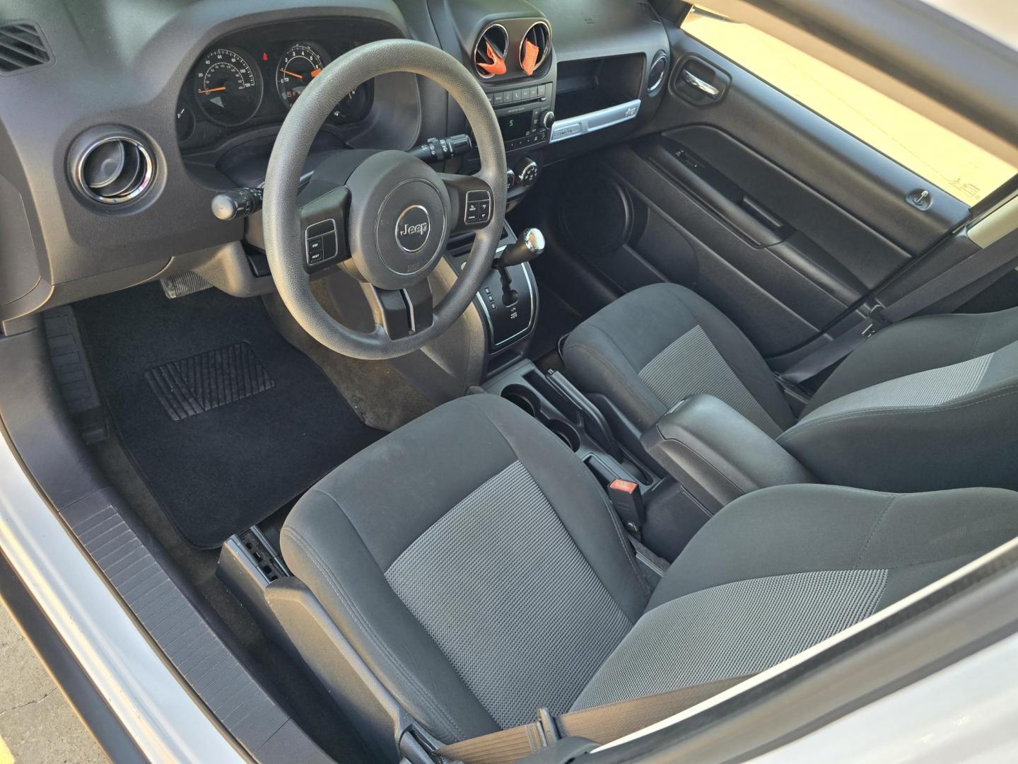 2017 WHITE Jeep Compass Sport (1C4NJCBA8HD) with an 2.0L L4 DOHC 16V engine, AUTO transmission, located at 2660 S.Garland Avenue, Garland, TX, 75041, (469) 298-3118, 32.885551, -96.655602 - Photo#10