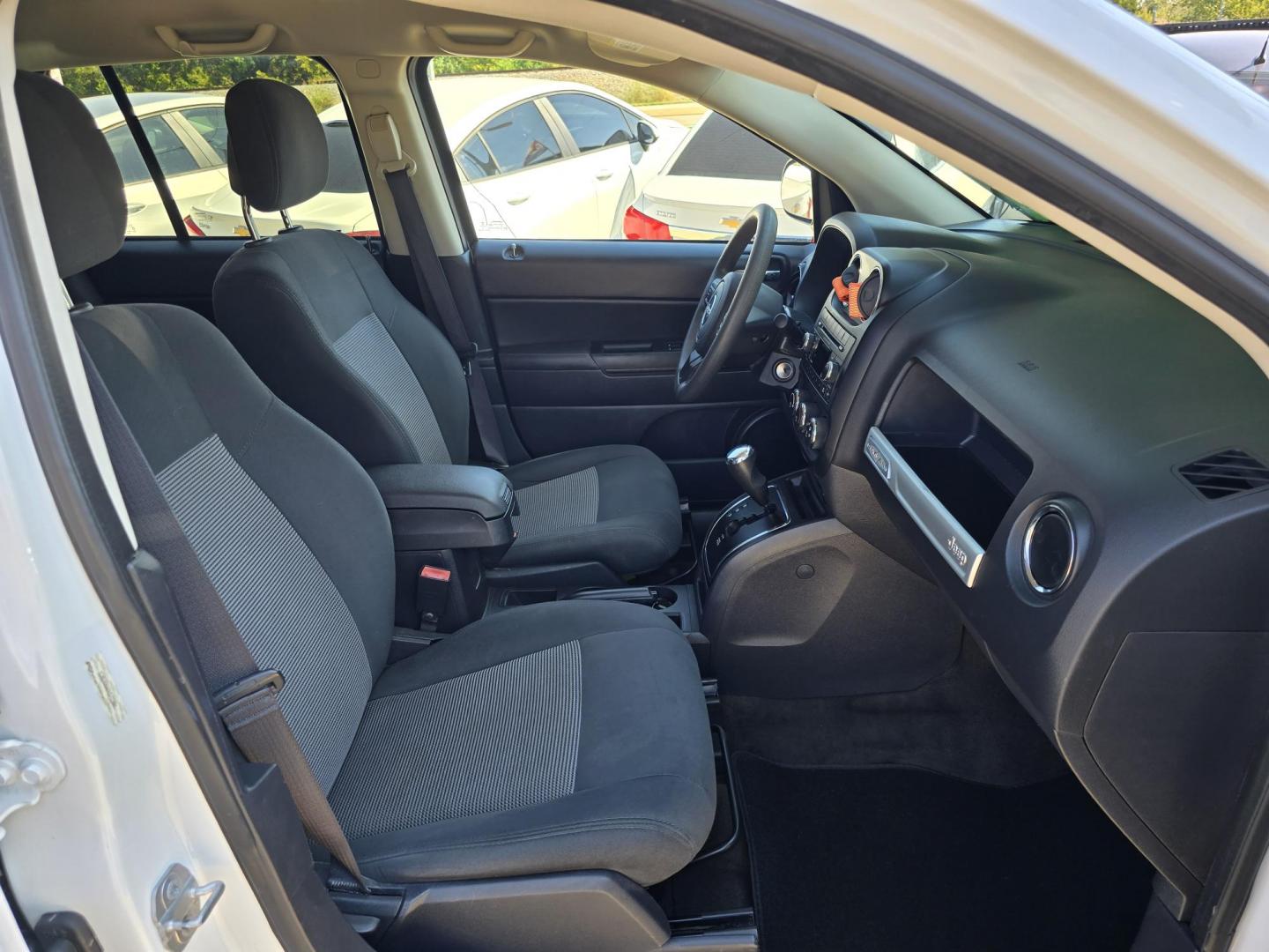 2017 WHITE Jeep Compass Sport (1C4NJCBA8HD) with an 2.0L L4 DOHC 16V engine, AUTO transmission, located at 2660 S.Garland Avenue, Garland, TX, 75041, (469) 298-3118, 32.885551, -96.655602 - Photo#17