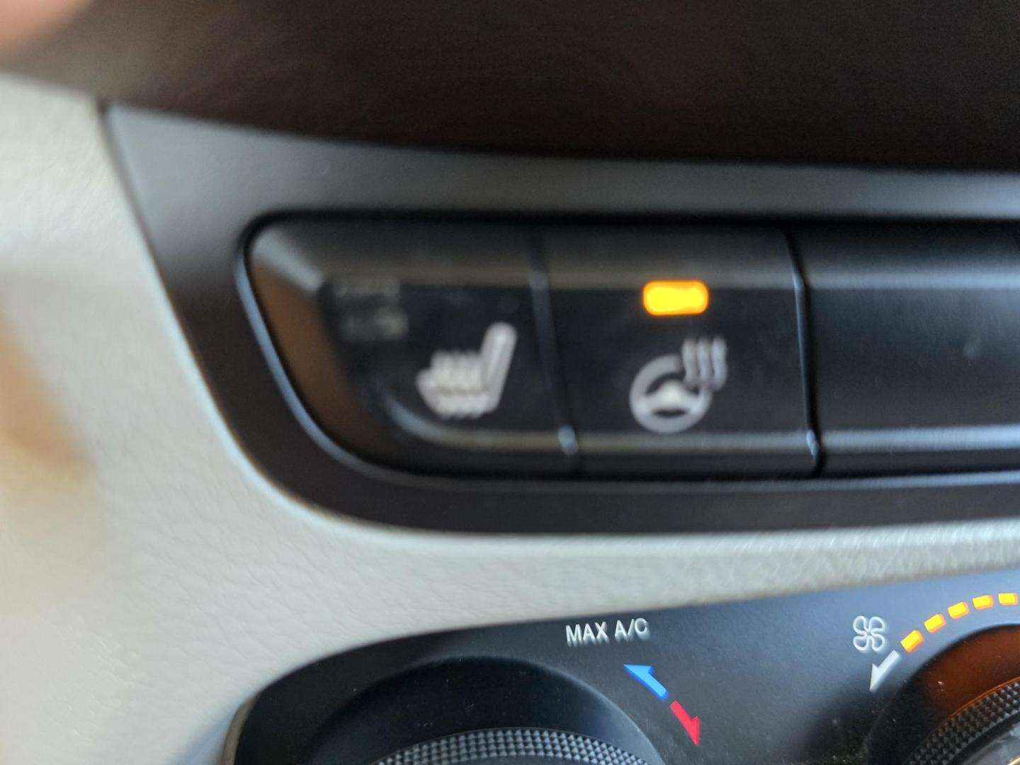 2017 WHITE Jeep Renegade Limited (ZACCJADB2HP) with an 2.4L L4 DOHC 16V engine, 9A transmission, located at 2660 S.Garland Avenue, Garland, TX, 75041, (469) 298-3118, 32.885551, -96.655602 - Photo#18