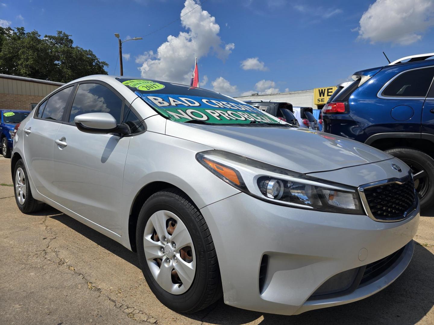 2017 SILVER Kia Forte LX (3KPFK4A7XHE) with an 2.0L L4 DOHC 16V engine, AUTO transmission, located at 2660 S.Garland Avenue, Garland, TX, 75041, (469) 298-3118, 32.885551, -96.655602 - Photo#1