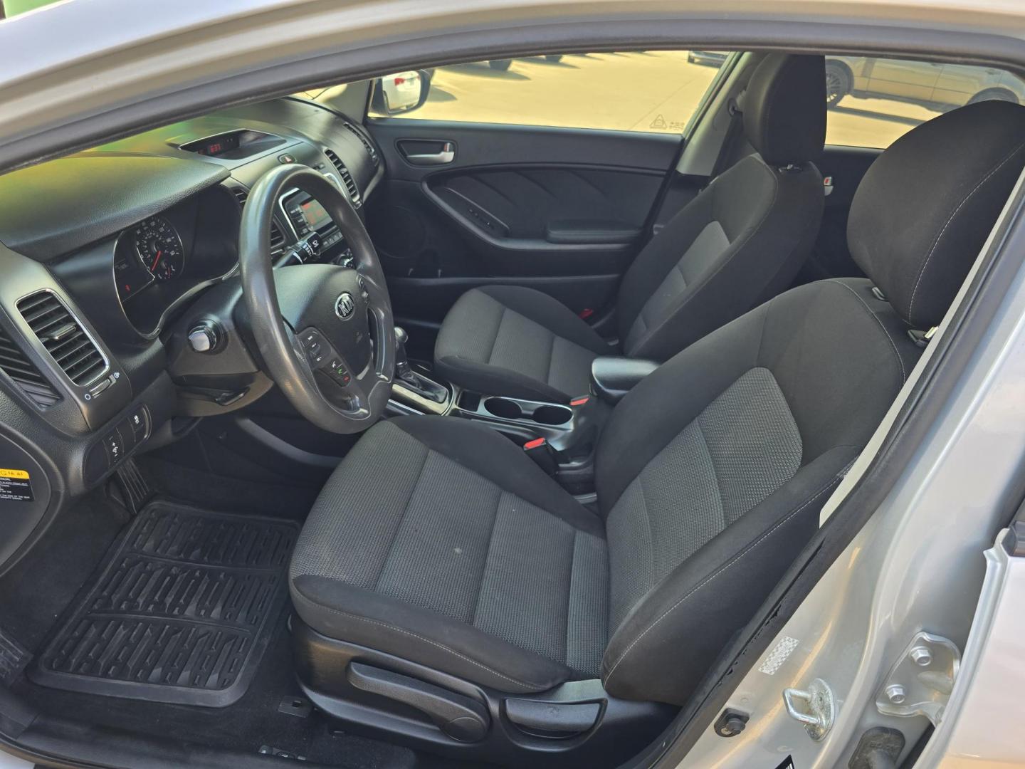 2017 SILVER Kia Forte LX (3KPFK4A7XHE) with an 2.0L L4 DOHC 16V engine, AUTO transmission, located at 2660 S.Garland Avenue, Garland, TX, 75041, (469) 298-3118, 32.885551, -96.655602 - Photo#8
