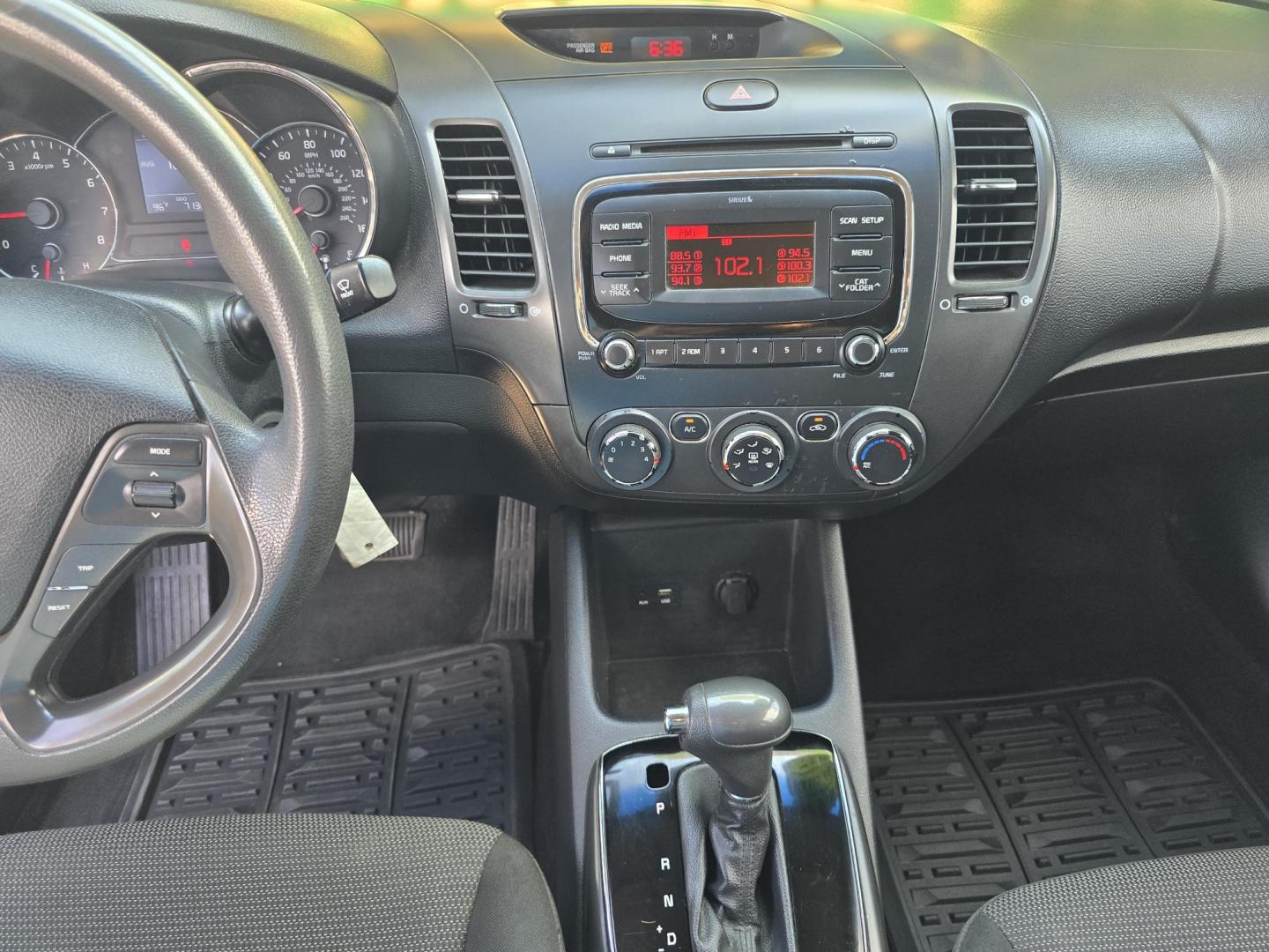 2017 SILVER Kia Forte LX (3KPFK4A7XHE) with an 2.0L L4 DOHC 16V engine, AUTO transmission, located at 2660 S.Garland Avenue, Garland, TX, 75041, (469) 298-3118, 32.885551, -96.655602 - Photo#10