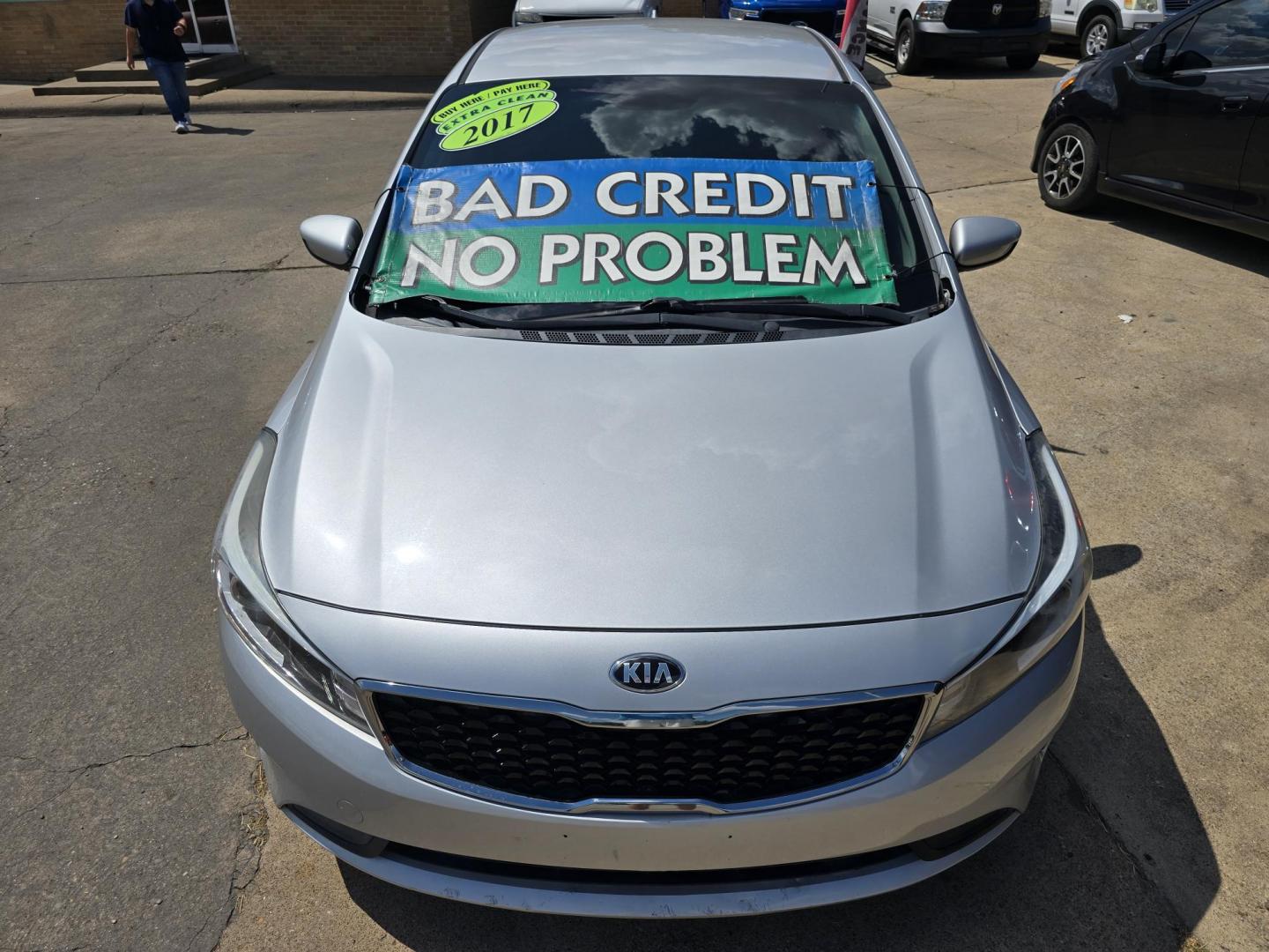 2017 SILVER Kia Forte LX (3KPFK4A7XHE) with an 2.0L L4 DOHC 16V engine, AUTO transmission, located at 2660 S.Garland Avenue, Garland, TX, 75041, (469) 298-3118, 32.885551, -96.655602 - Photo#5